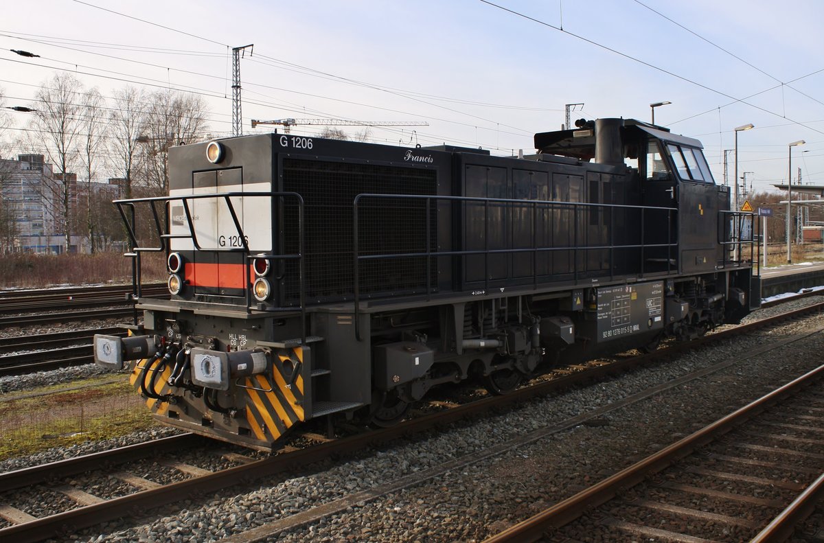 276 015-5 steht am 18.02.2021 im Rostocker Hauptbahnhof. 
