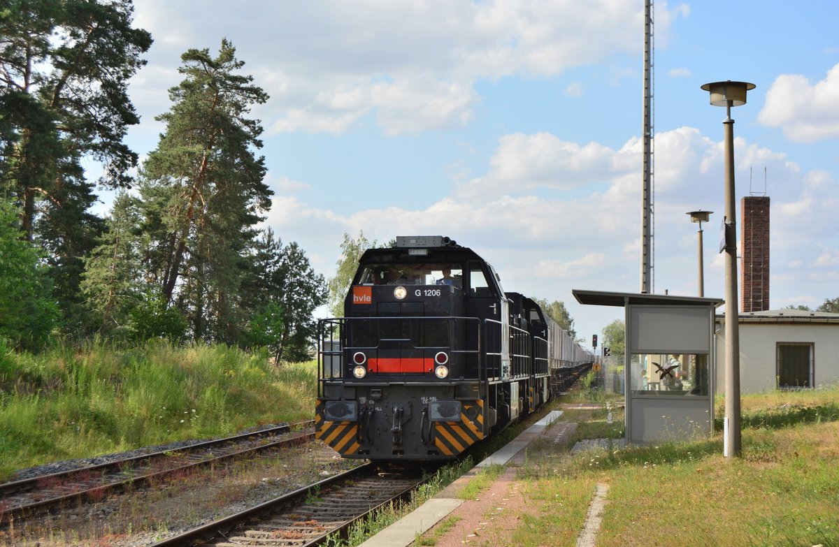 276 037-9 und 276 036-1 ziehen ihren Kalkzug aus Beddingen durch Börnecke in Richtung Blankenburg. Von dort aus wird der Zug über die Rübelandbahn in eine der Felswerke gezogen und dort beladen.

Börnecke 27.07.2019