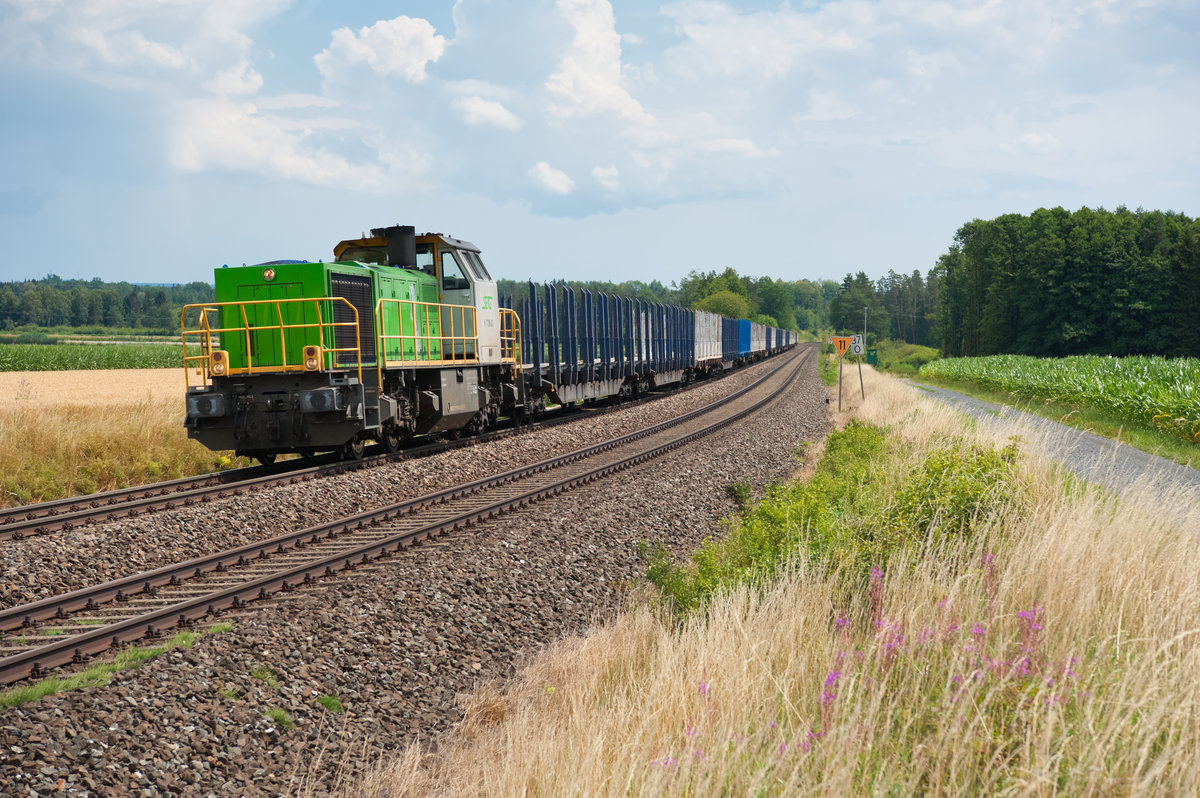 277 005 mit einem leeren Holzzug von Wiesau nach Cheb bei Oberteich, 15.07.2018