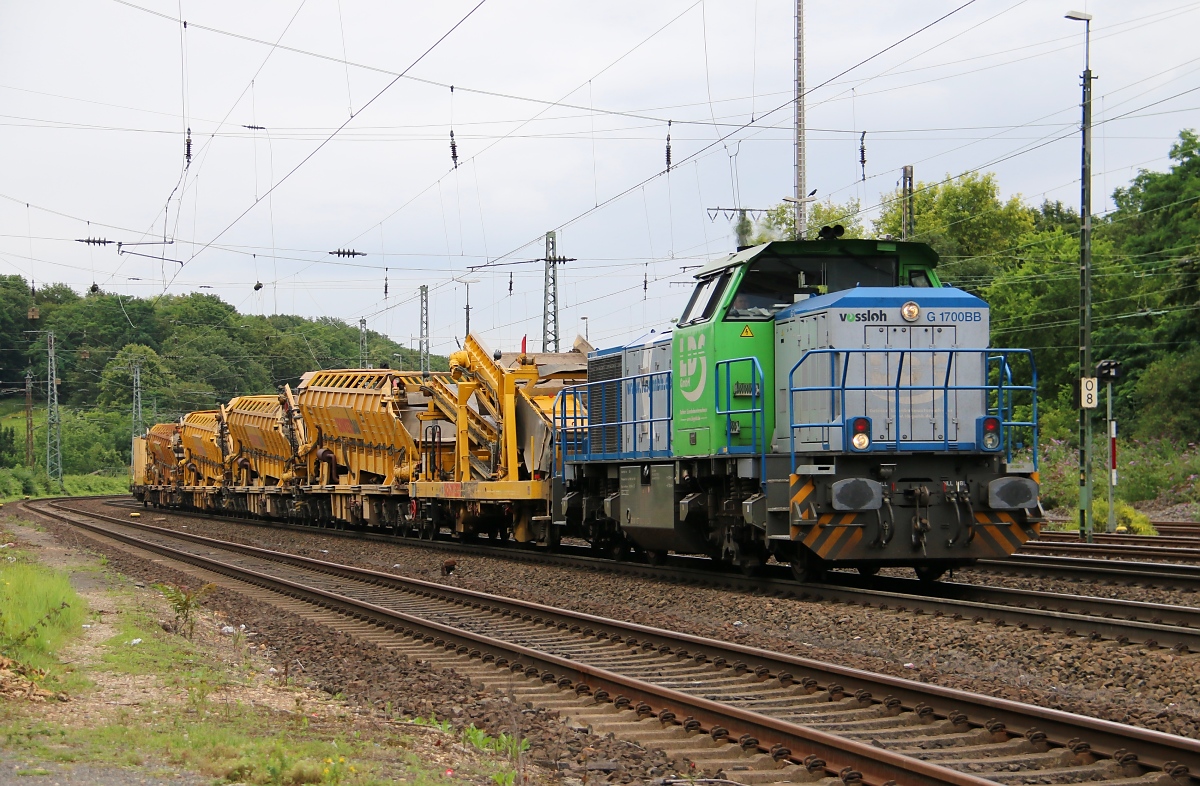 277 030-3 der LDS donnert mit einem Bauzug durch Köln West. Aufgenommen am 15.07.2014.