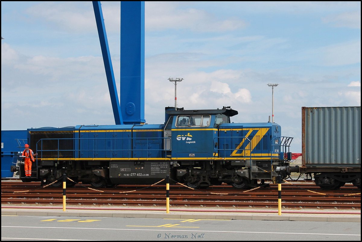 277 402-4 kurz vor der Ausfahrt von der KV-Anlage am Jade-Weser-Port. 10/07/2016 Wilhelmshaven