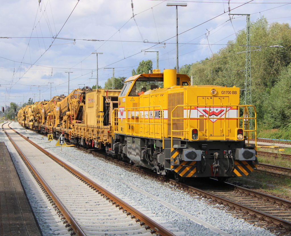 277 804-1  Wiebe-Lok Nr. 14  stand am Nachmittag mit Bauzug in Rostock-Bramow.24.08.2025