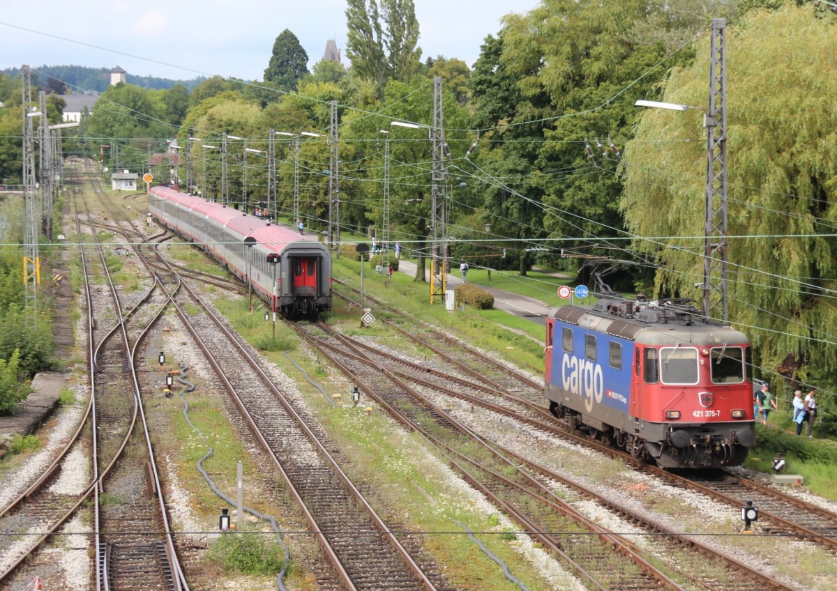 27.7.14 Lindau Hbf. EC 1290 verläßt Lindau / 421 375macht sich bereit IC 119 zu übernehmen.