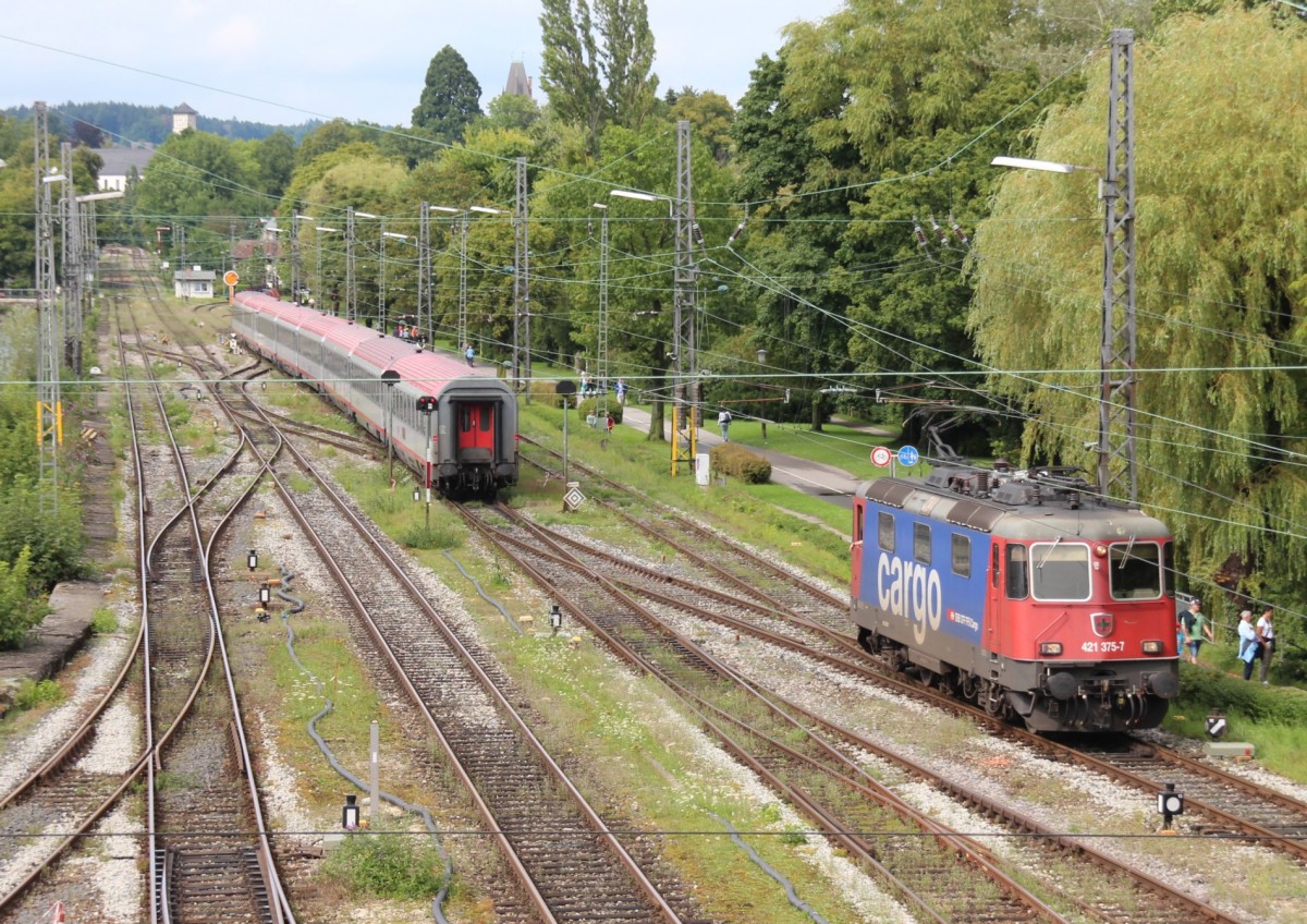 27.7.14 Lindau Hbf. EC 1290 verläßt Lindau / 421 375macht sich bereit IC 119 zu übernehmen.