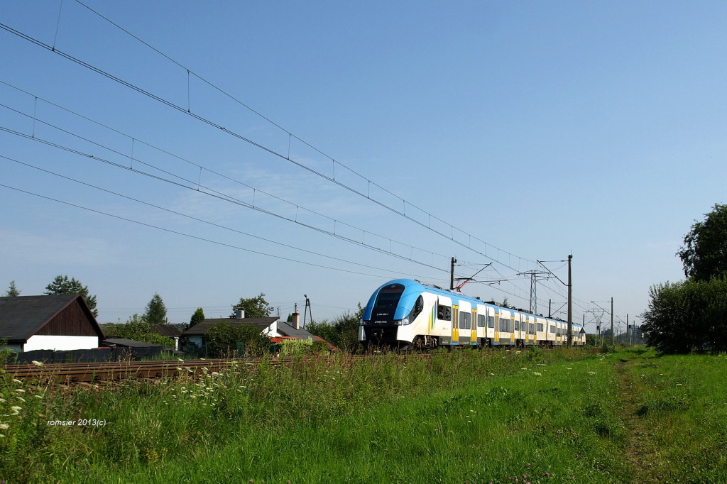 27WEb-002 der Slesische Bahnen als der Zug KS 44005 von Częstochowa nach Wisła (Weichsel)bei Tychy(Tichau) am 27.07 2013.