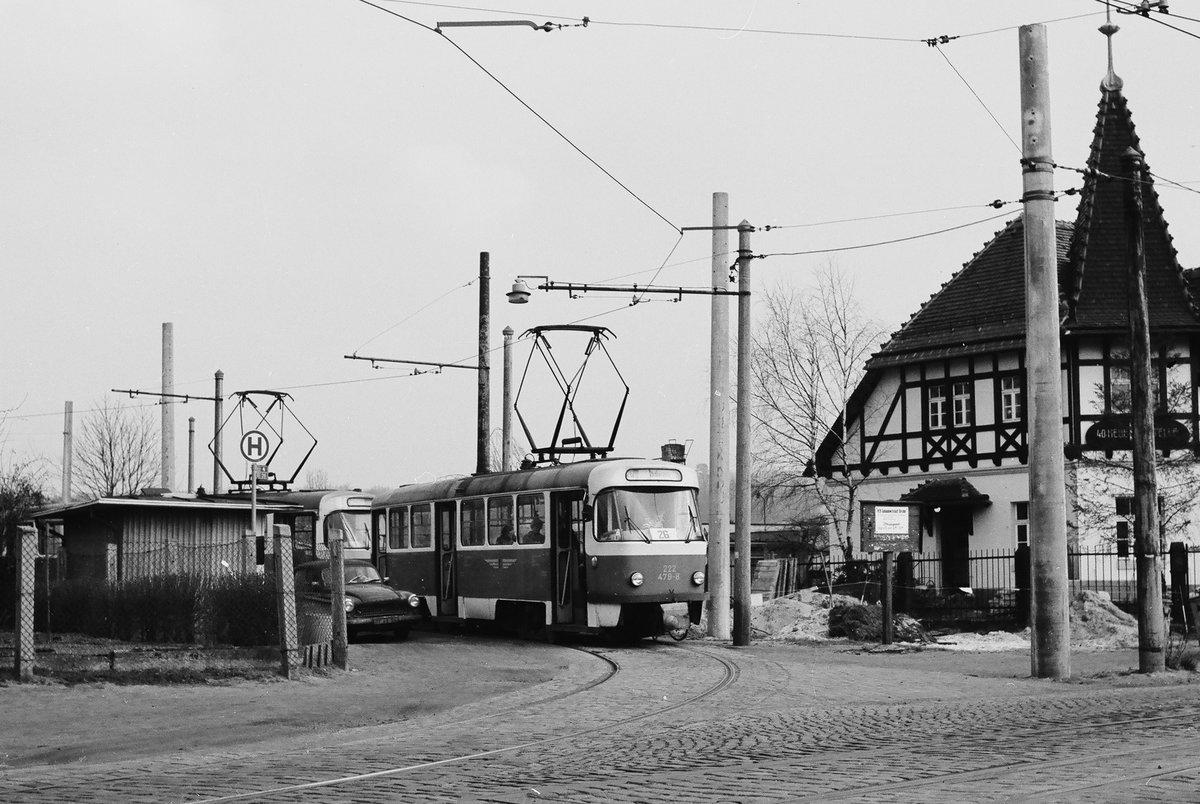 28. April 1985. Am verträumten Endpunkt Johannstadt steht ein Zug der Linie 26 nach Zschertnitz.  Tw 222 479 wird in Kürze die Türen schließen und  seine Fahrt beginnen. Hoffentlich klemmt er den Wartburg 353 nicht ein.