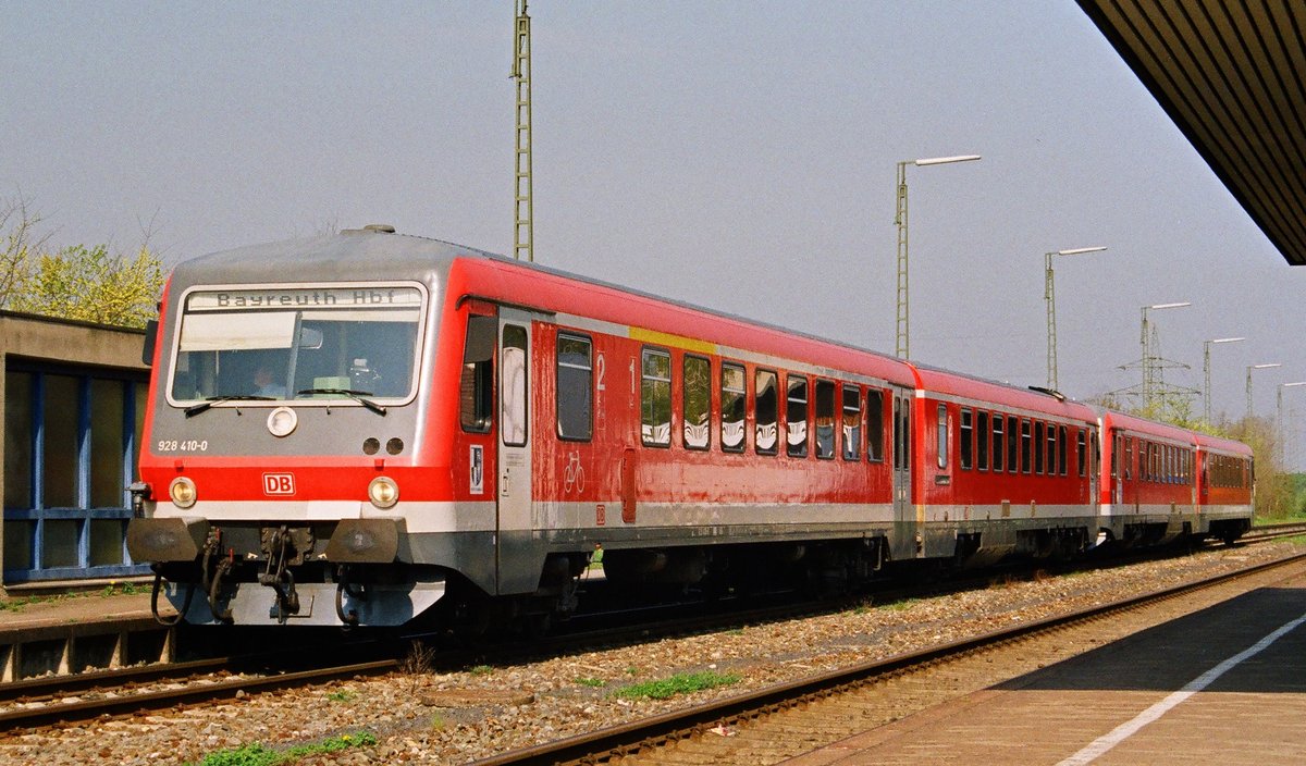 28. April 2004, Bahnhof	Burgkunstadt, Tw 628 410 wird nach kurzem Halt die Fahrt nach Bayreuth fortsetzen. Scan vom Color-Negativ.