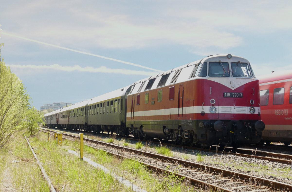 28. April 2012, Der Verein  Dampflok-Glauchau  fuhr heute den Städtenetz-Dampf-Express 2012 von Chemnitz nach Bayreuth. Von Glauchau bis Neuenmarkt-Wirsberg führte ihn 35 1097. 118 770 (V180 der DR) besorgte die restlichen Strecken. Hier die Pause in Bayreuth.
 Die Lok wurde 1969 an die DR geliefert und als V180 370 eingereiht. 1978 wurde sie zur 118 770 umgebaut, die DB bezeichnete sie 1992 als 228 770.