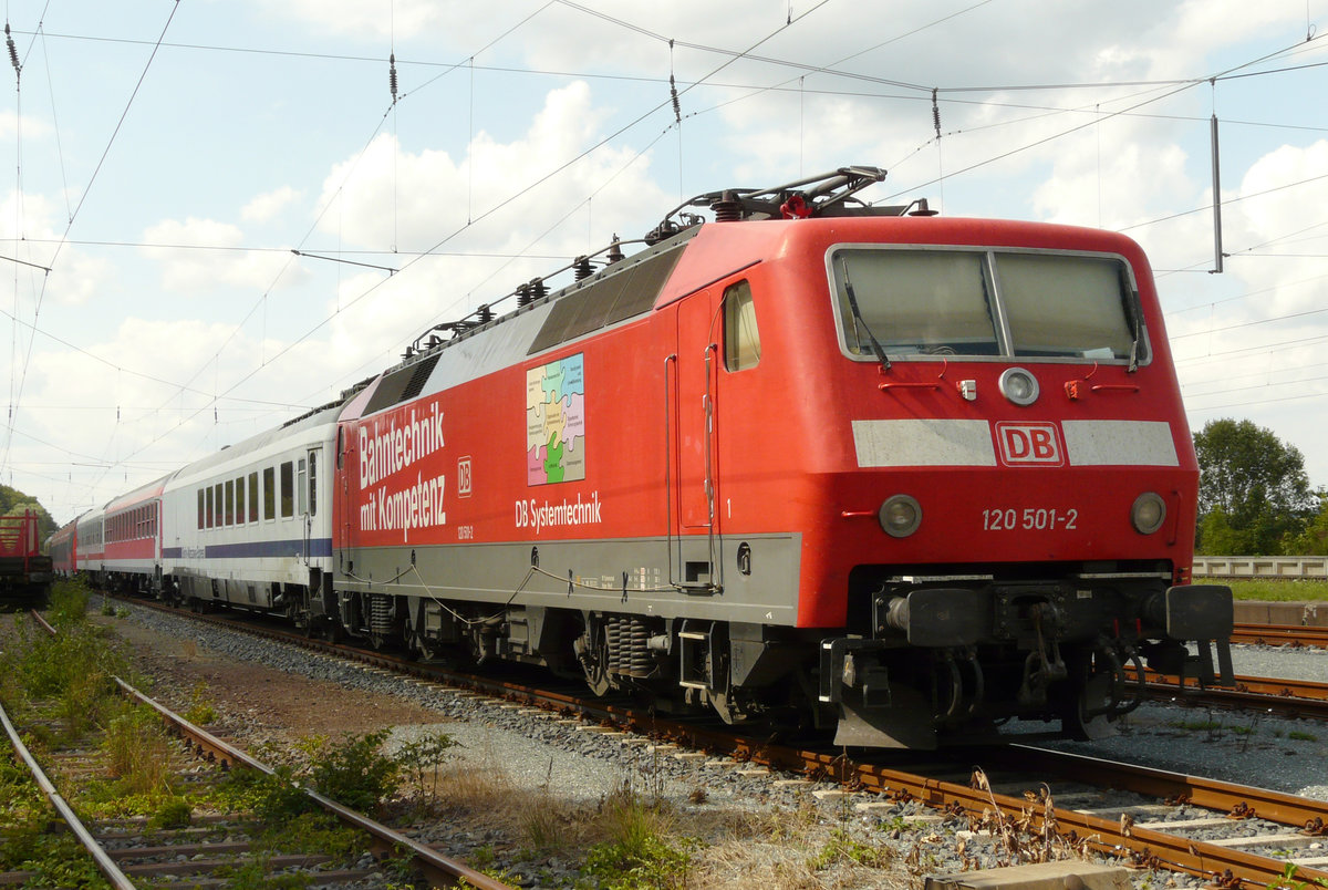 28. August 2009, Lok 120 501 (ex 120 153) der DB-Versuchsanstalt Minden (DB Systemtechnik) hat mit ihrem Messzug im Bahnhof Hochstadt-Marktzeuln eine Pause eingelegt. 