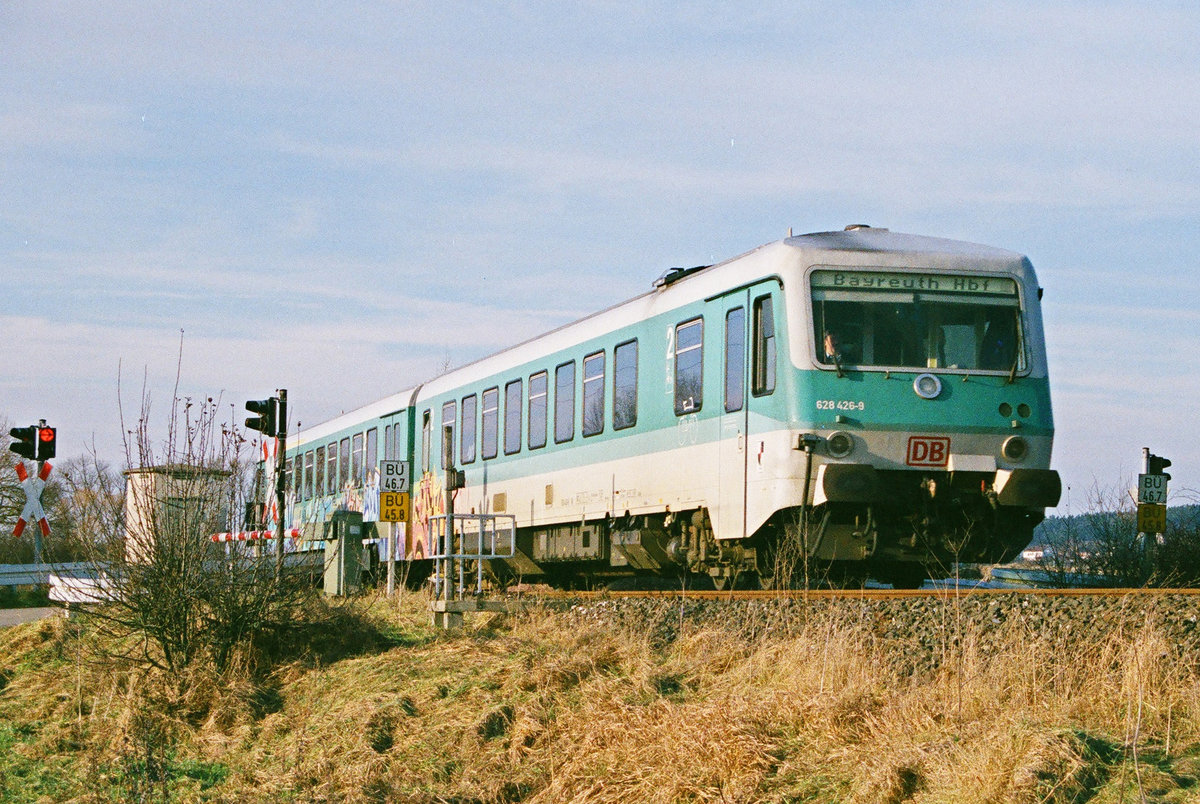 28. Dezember 1998, VT 628 426 fährt bei Burgkunstadt längs des Mains nach Bayreuth
