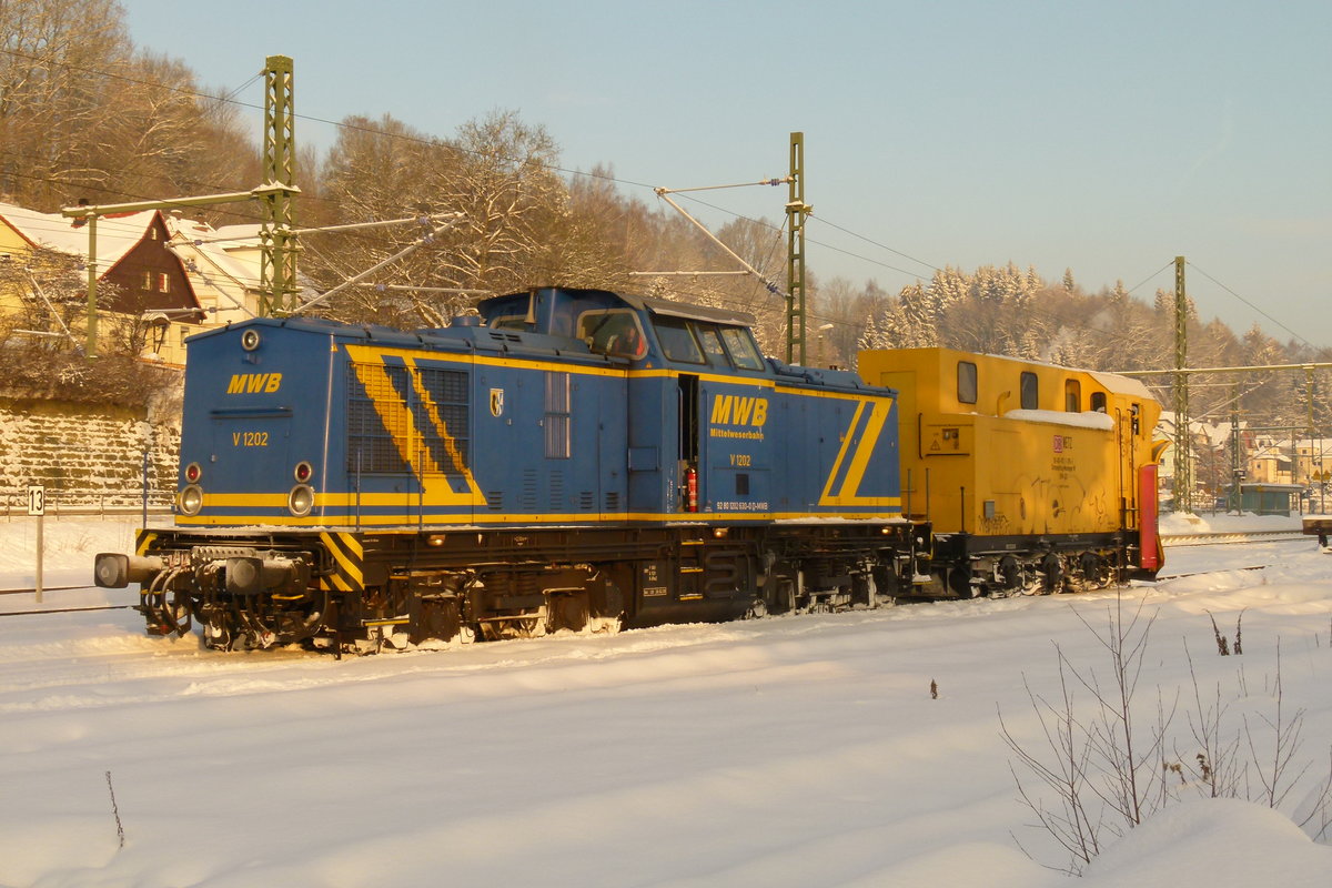 28. Dezember 2010, Kronach: In den letzten Tagen kam der Lichtenfelser Schneepflug mit der V1202 der Mittelweserbahn einige Male zum Einsatz. Heute wurde die Lok wieder abgezogen. Es ist die ex DR 112 630/ex DB 202 630 des Bw Neuruppin (LEW 1973).