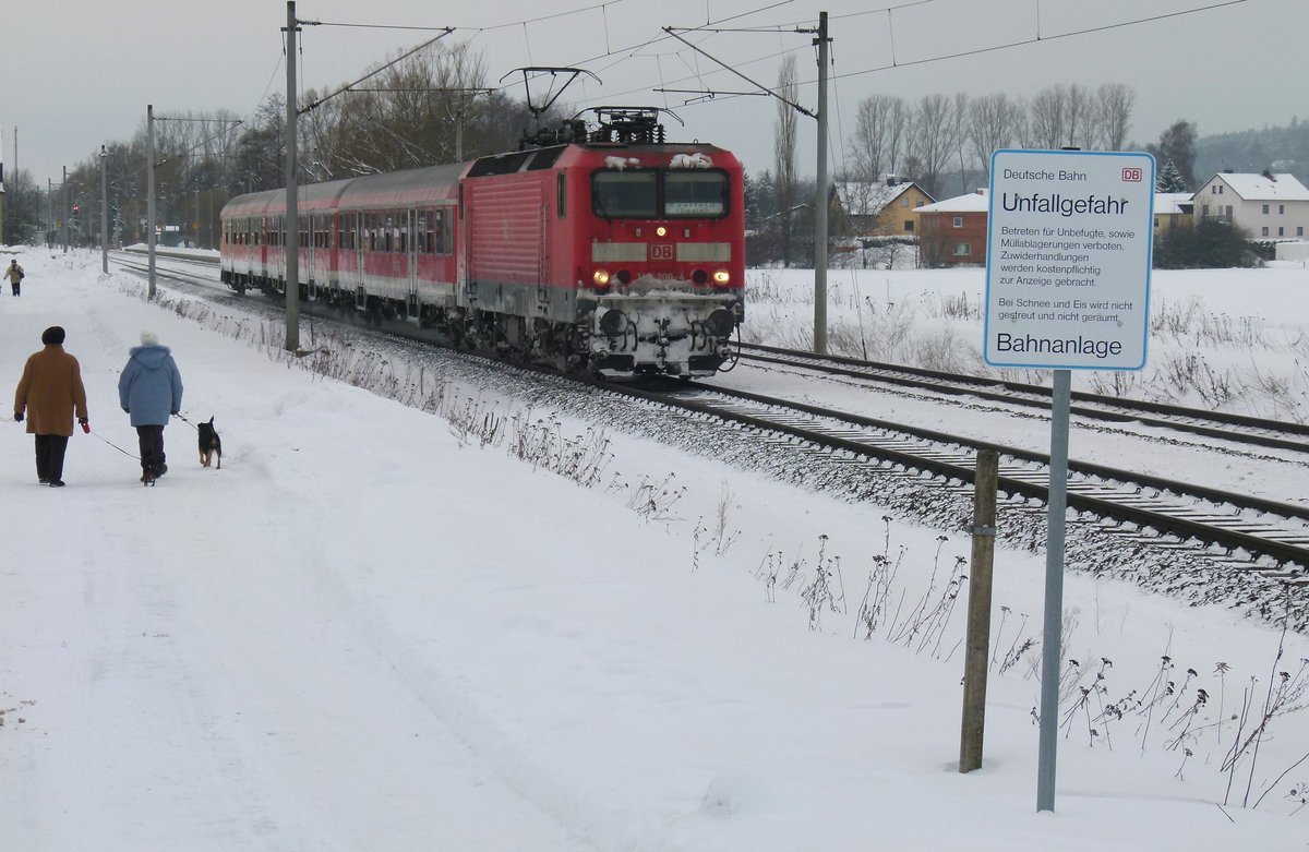 28. Dezember 2010, RB 37624 Bamberg - Saalfeld verlässt den Haltepunkt Küps. Ich habe mich  bahnbilder-gerecht  vor dem Schild aufgehalten und mit Spannung auf das Heranstürmen der Bundespolizei gewartet. Die Hundeführerinnen schienen allerdings  befugt zu sein und mussten deshalb nicht mit kostenpflichtigen Anzeigen rechnen! 
