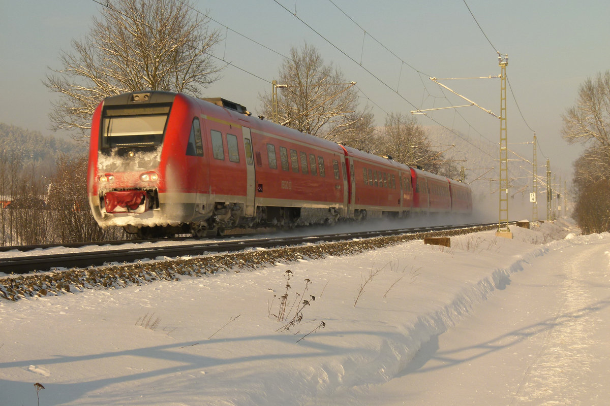 28. Dezember 2010, Vom Frankenwaldschnee gezeichnet erreicht RE 3483 pünktlich Kronach.