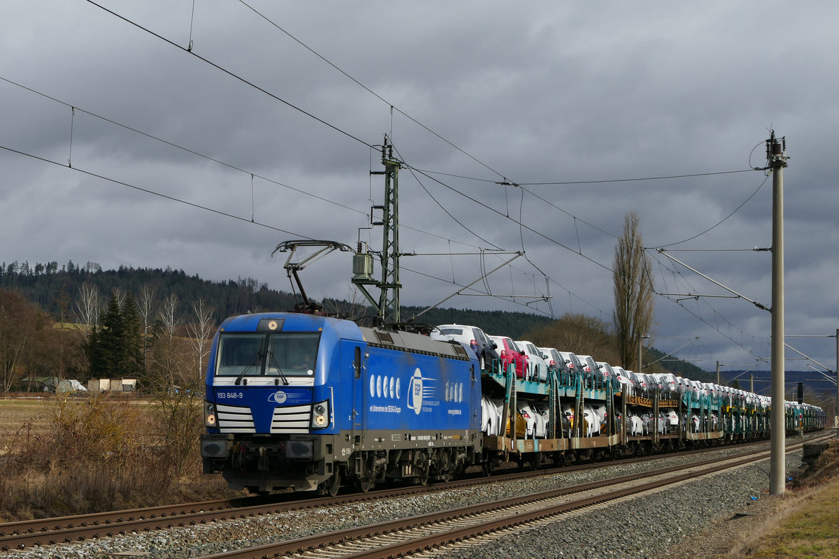 28. Februar 2017, Lok 193 848 der EGP fährt mit dem schon oft beobachteten (täglichen?) Autozug in Richtung Lichtenfels durch Küps.