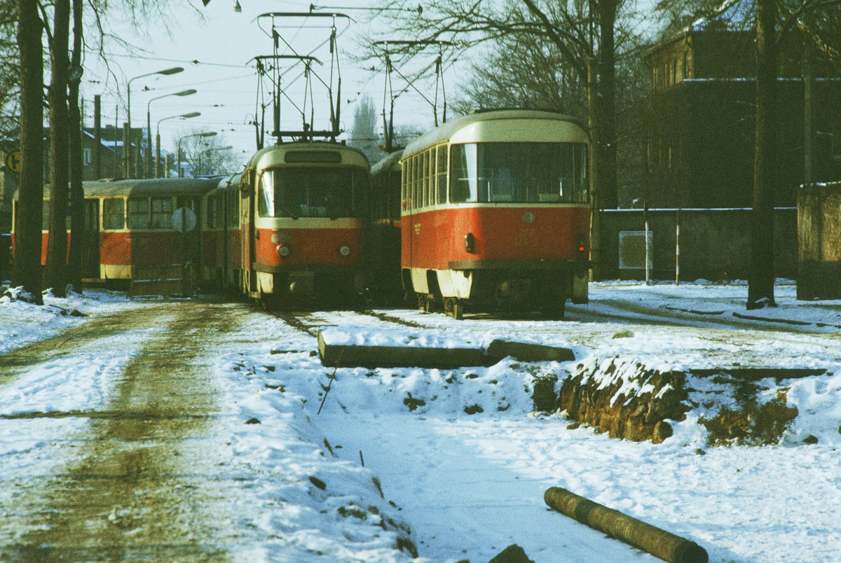 28. Januar 1985, Dresden, Gleisbauarbeiten auf der Wehlener Straße in Tolkewitz. Die aus dem Stadtzentrum kommenden Bahnen wenden hier im Gleisdreieck Schlömilchstraße. Diese Wendestelle war in den 50er Jahren Endpunkt der Linie 3 nach Freital. Wenn für die Tolkewitzer Schulkinder ein Besuch des  Theaters der Jungen Generation  in Cotta angesagt war, standen hier für deren Transport einige Sonderwagen bereit.