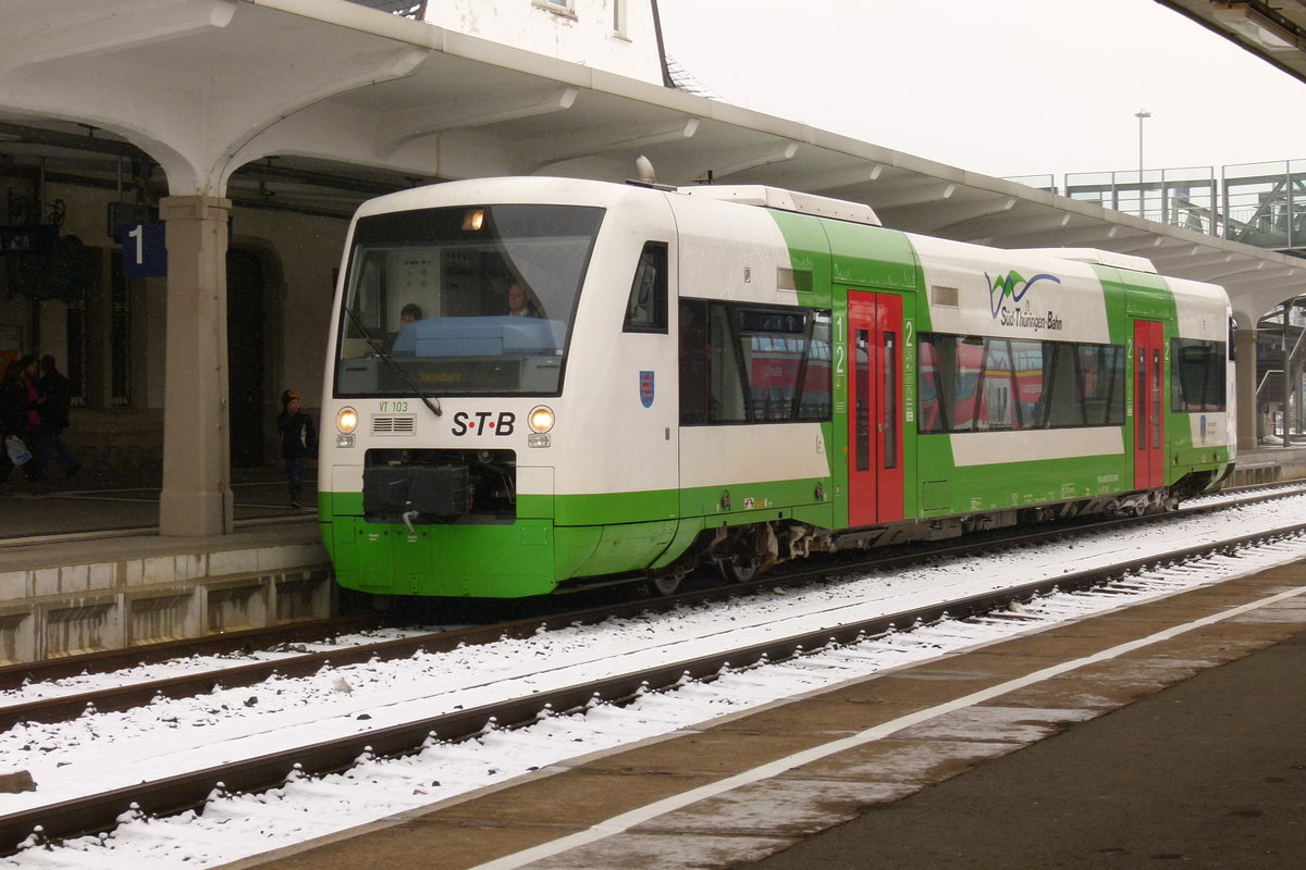 28. Januar 2012, Sonneberg Hauptbahnhof: VT 103 der Süd-Thüringen-Bahn ist als STB 2627 von Neuhaus am Rennweg eingefahren