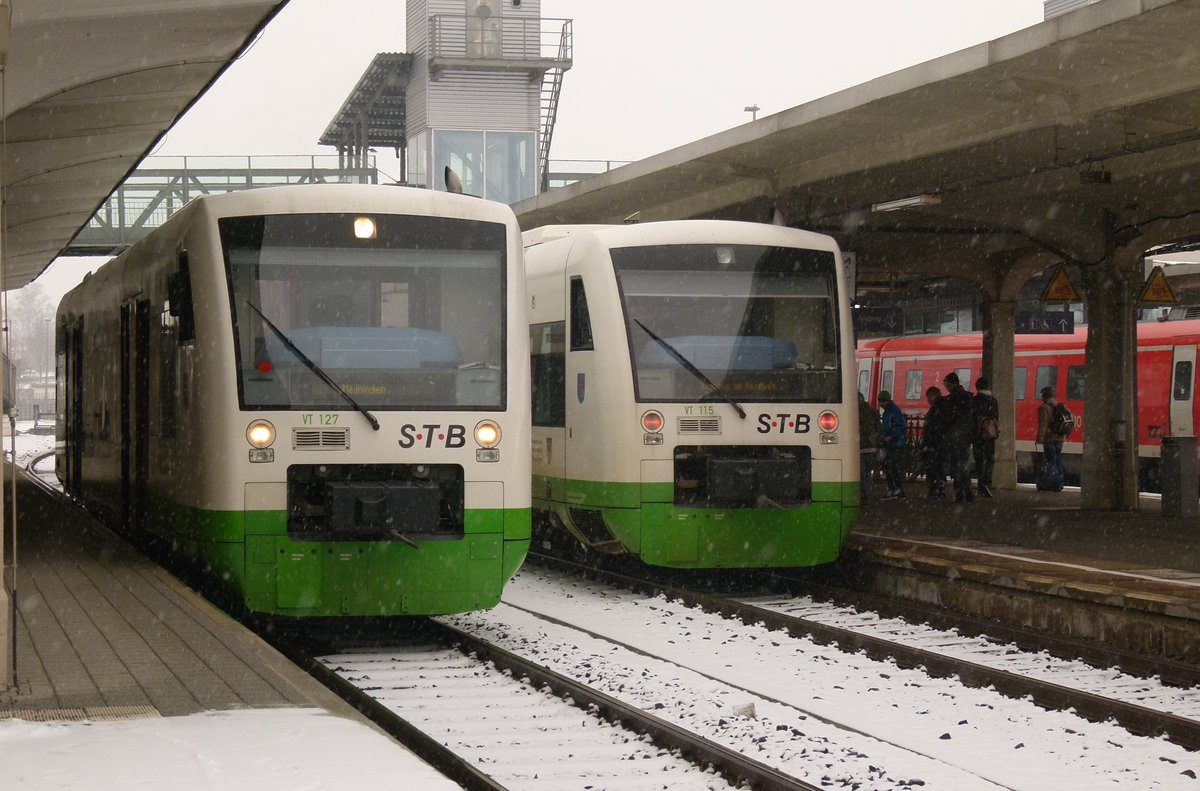 28. Januar 2012, Sonneberg Hauptbahnhof: An Gleis 2 (rechts) steht VT 115 der Süd-Thüringen-Bahn als STB 80516 von Eisenach (11:15). Weiterfahrt 14.03 nach Neuhaus am Rennweg. An Gleis 1: STB 80529 nach Meiningen (15:32 Uhr). Im Hintergrund ist RE 4139 nach Bamberg zu sehen.
