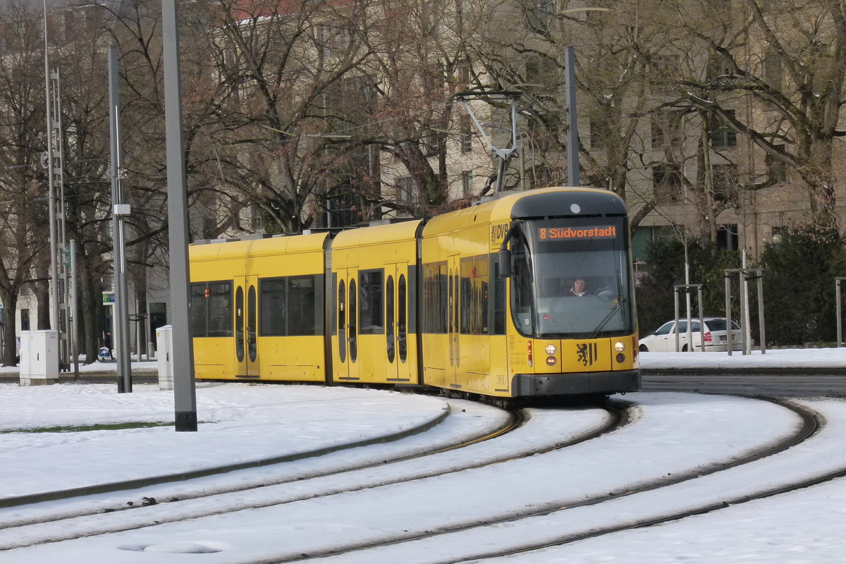 28. Januar 2013, Dresden: Zug 2615 der Straßenbahn biegt vor dem Rathaus in die St. Petersburger Straße ein.