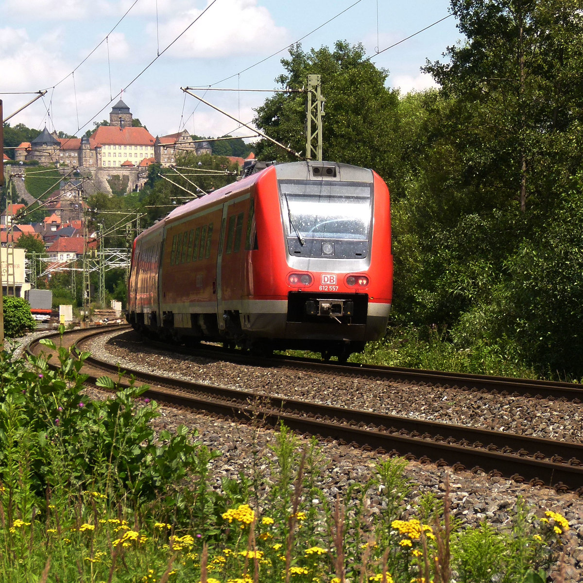 28. Juli 2011, VT 612 057 hat als RE 3486 Lichtenfels - Saalfeld das Stadtgebiet von Kronach erreicht.
