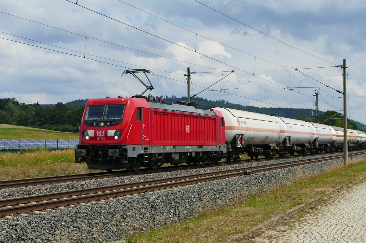 28. Juni 2018, Ein Kesselwagenzug fährt in Richtung Lichtenfels durch Küps.