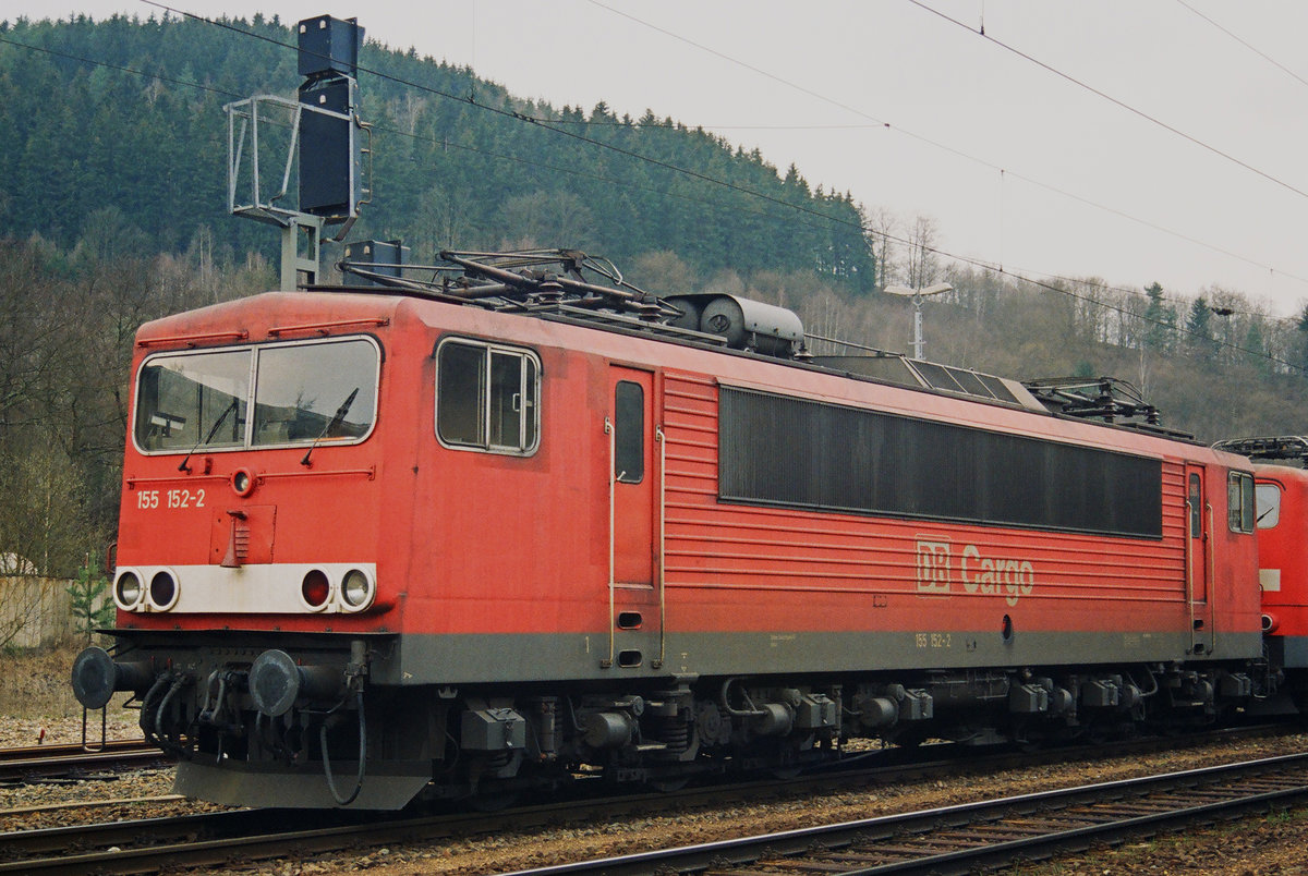 28. März 2007, In Probstzella steht Lok 155 152 steht bereit zum Schiebedienst über die Frankenwaldrampe. Scan vom Negativfilm.