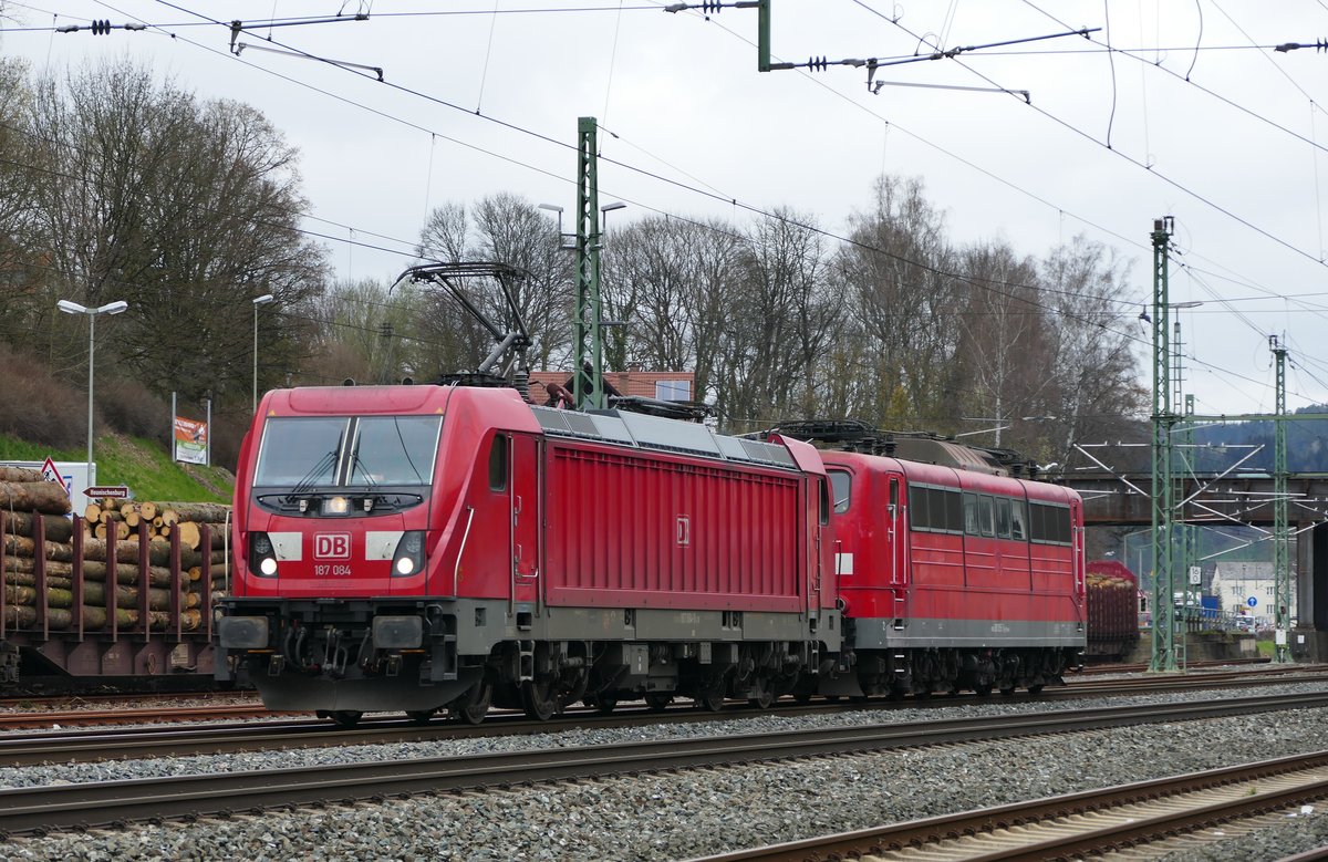 28. März 2019, Die Lokomotiven 187 084 und 151 055 fahren gemeinsam durch den Bahnhof Kronach in Richtung Lichtenfels. 