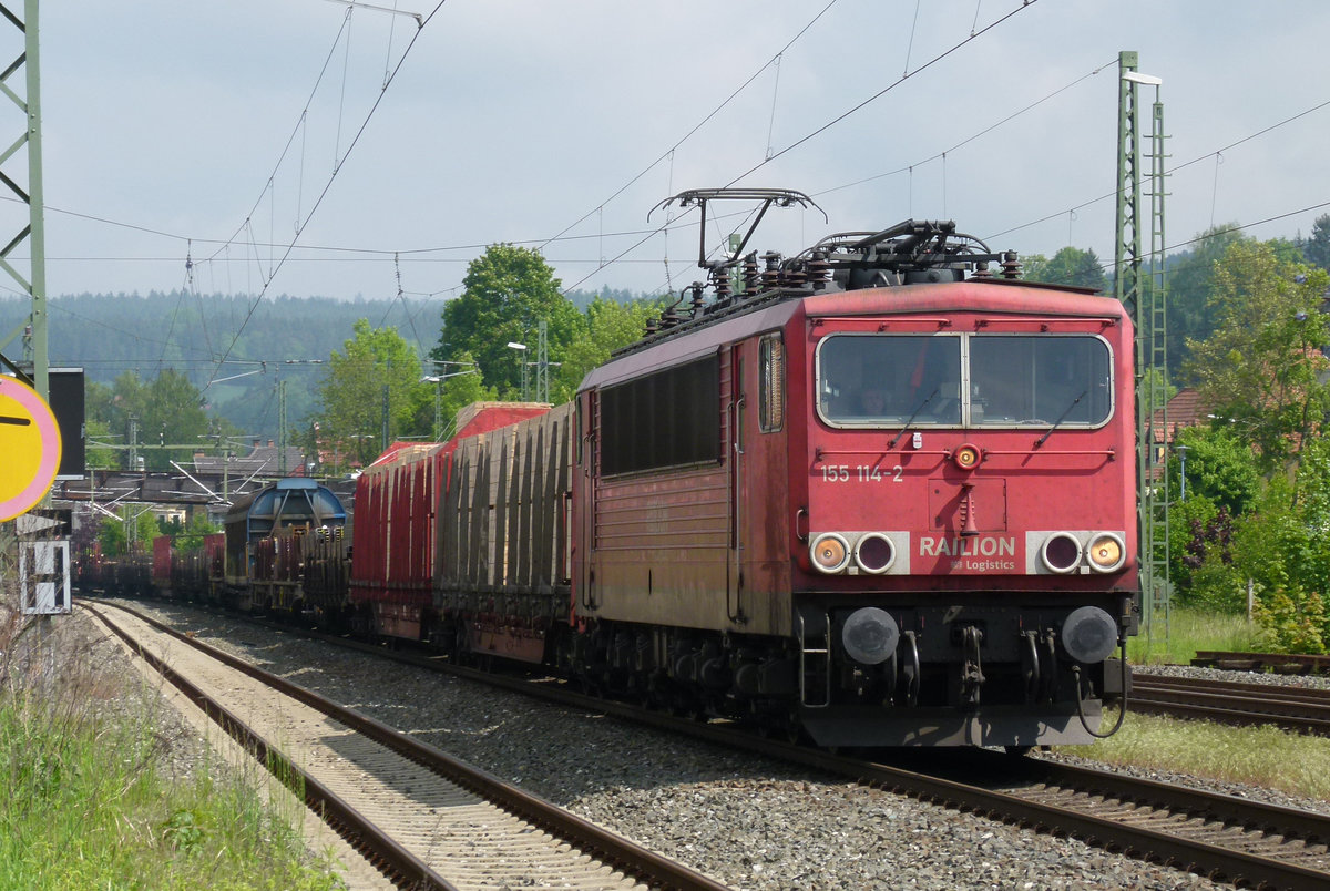 28. Mai 2013, Lok 155 114 fährt mit einem Güterzug aus Saalfeld durch den Bahnhof Kronach.