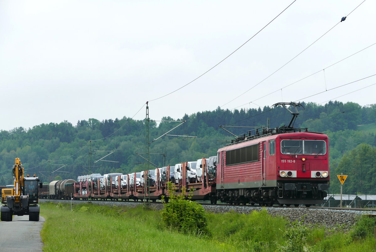 28. Mai 2019, Ein Güterzug mit Lok 155 192 hat Kronach verlassen und fährt weiter in Richtung Saalfeld.