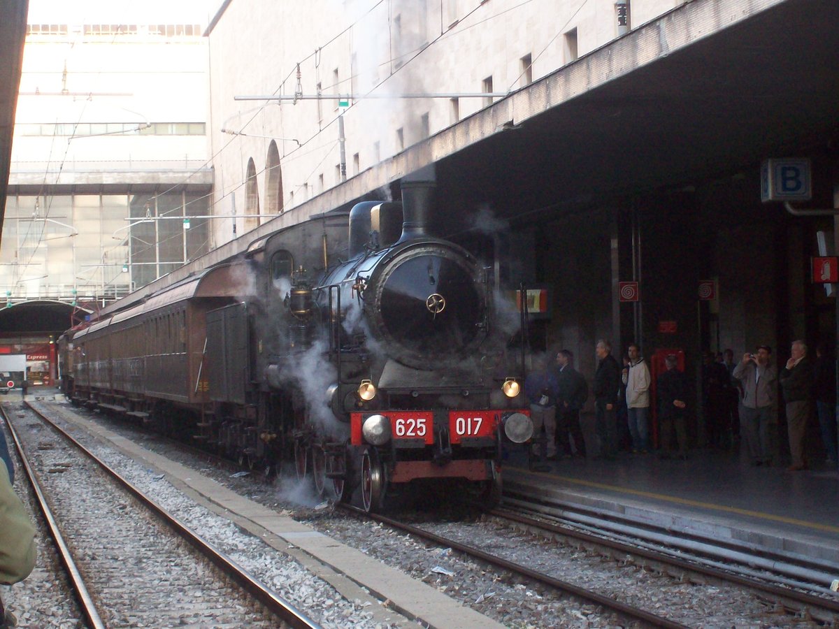 28 sept 2008, Roma Termini station, special steam train waits for depart with 625.017.