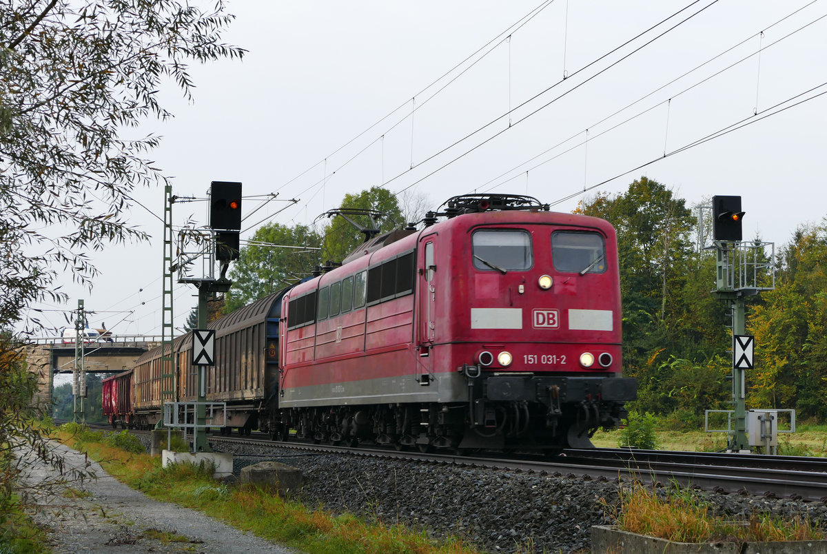 28. September 2017, Lok 151 031 fährt mit einem kurzen Güterzug bei Johannisthal in Richtung Saalfeld.