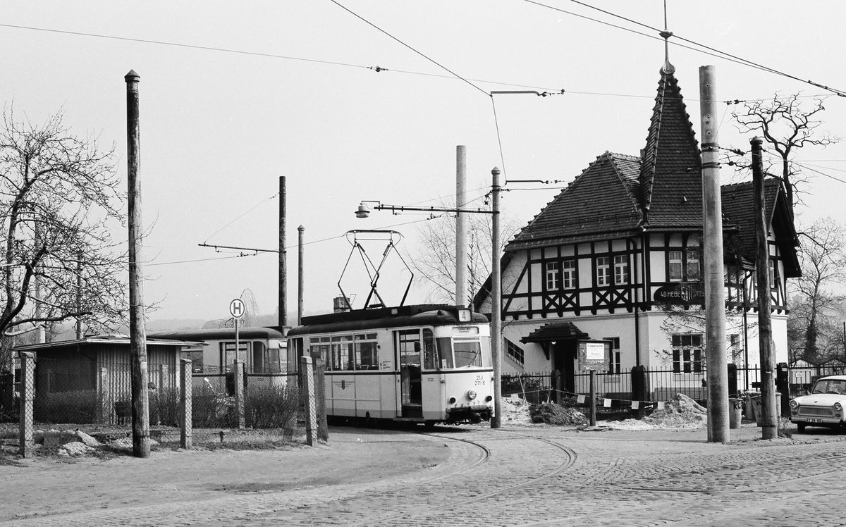 28.04.1985. Seit der Sperrung des  Blauen Wunder  für den Straßenbahnverkehr (9.4.1985) verkehrt die Linie 4 zwischen Radebeul und Johannstadt. Hier habe ich heute dieses Foto geschossen.