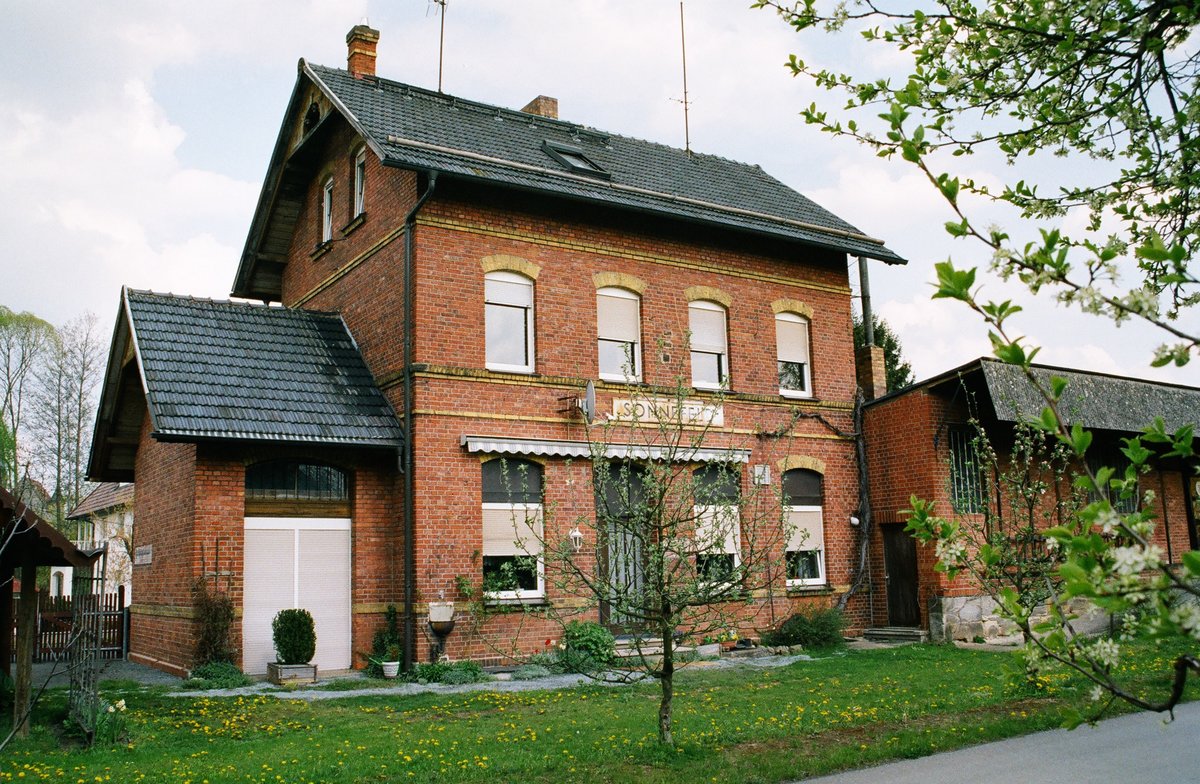 28.04.2004	Ehemaliger Bahnhof in Sonnefeld/Ofr. Nach der üblichen schrittweisen  Verringerung von Personen und Güterverkehr wurden die Gleise der ehemals von Ebersdorf herangeführten Strecke im Jahr 2000 abgebaut.