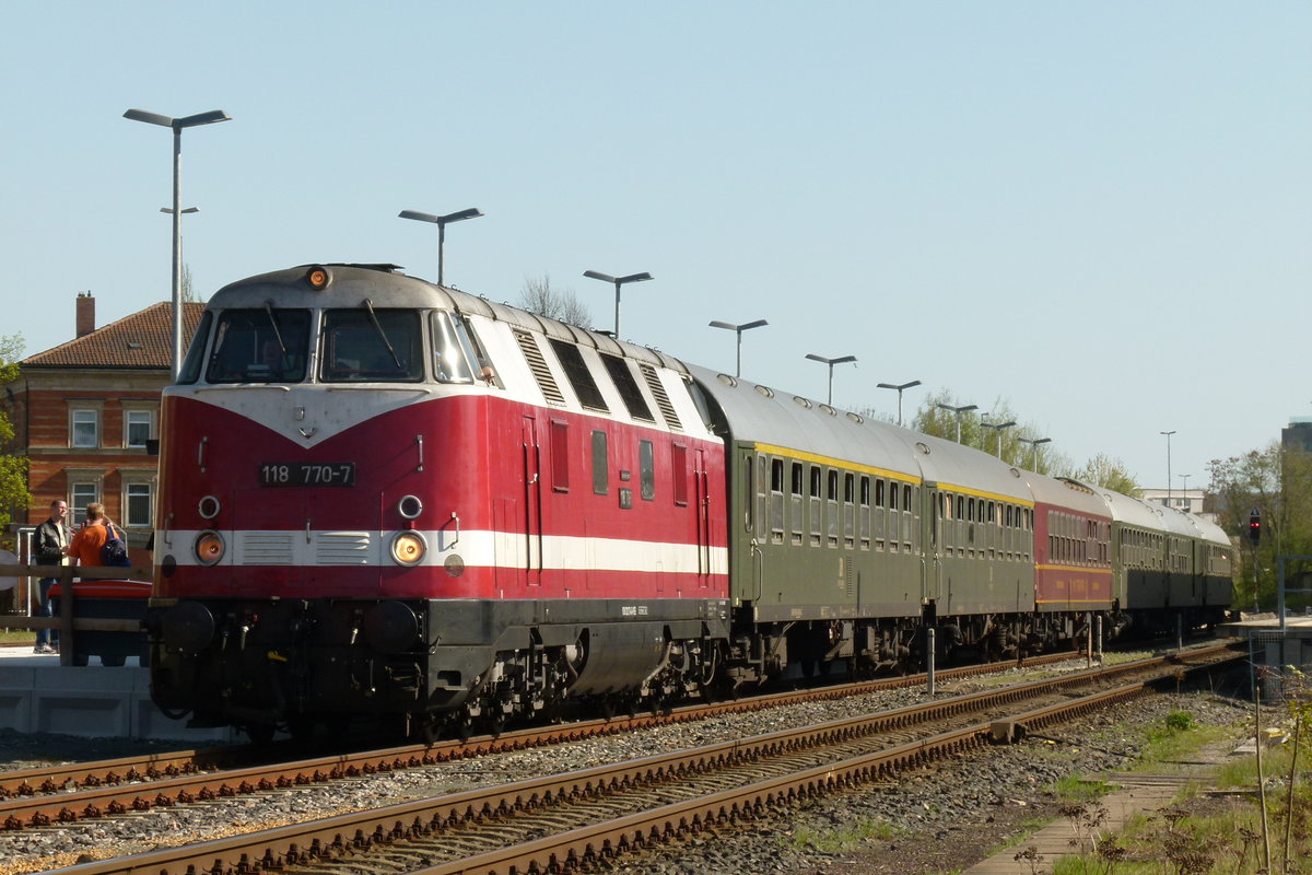 28.04.2012, Der Verein  Dampflok-Glauchau  fuhr heute den Städtenetz-Dampf-Express 2012 von Chemnitz nach Bayreuth. Von Glauchau bis Neuenmarkt-Wirsberg führte ihn 35 1097. 118 770 (V180 der DR) bediente die restlichen Strecken. Hier ein Foto von der Bereitstellung zur Rückfahrt in Bayreuth Hbf.