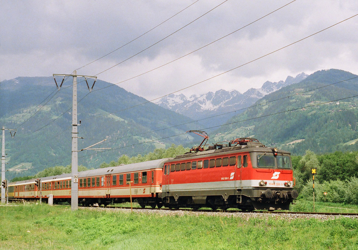 28.05.1995, Österreich, KBS 22a  im Drautal, Nahverkehrszug Spittal-Millstädter See - Lienz - San Candito/Innichen der ÖBB mit Lok 1042 556