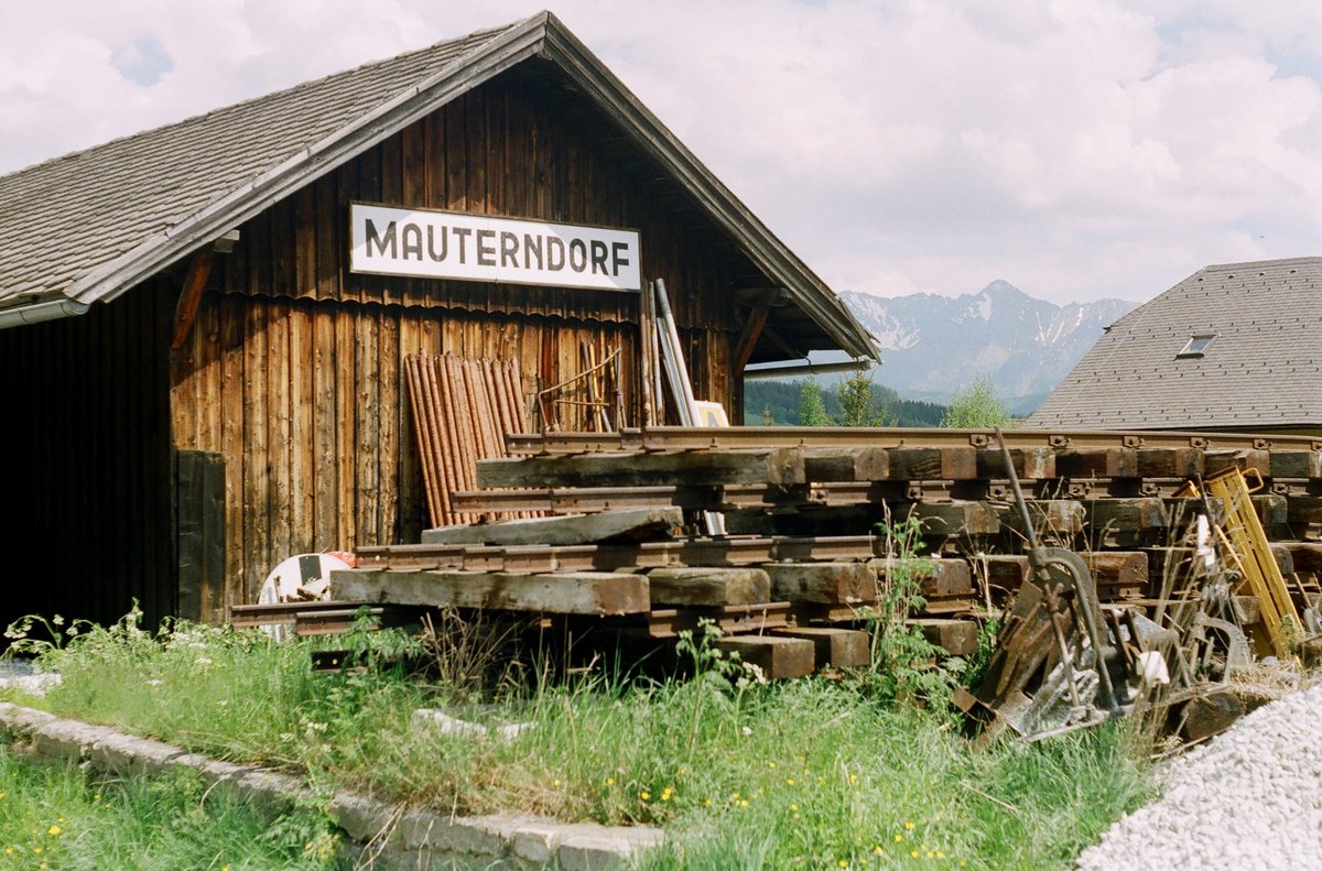 28.05.1995 Österreich,	Die Murtalbahn Unzmarkt - Murau - Tamsweg ist mit rund 65 km Betriebslänge die längste STLB-Eisenbahnlinie. Viel Arbeit wartet am Güterschuppen des Bahnhofs Mauterndorf.