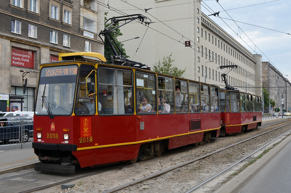 28.06.2016, Warszawa (Warschau), aleja  Solidarności . Konstal 105N2k (Wagen 2018 und 2019) wartet auf Abfahrt von der Haltestelle Kino Femina.