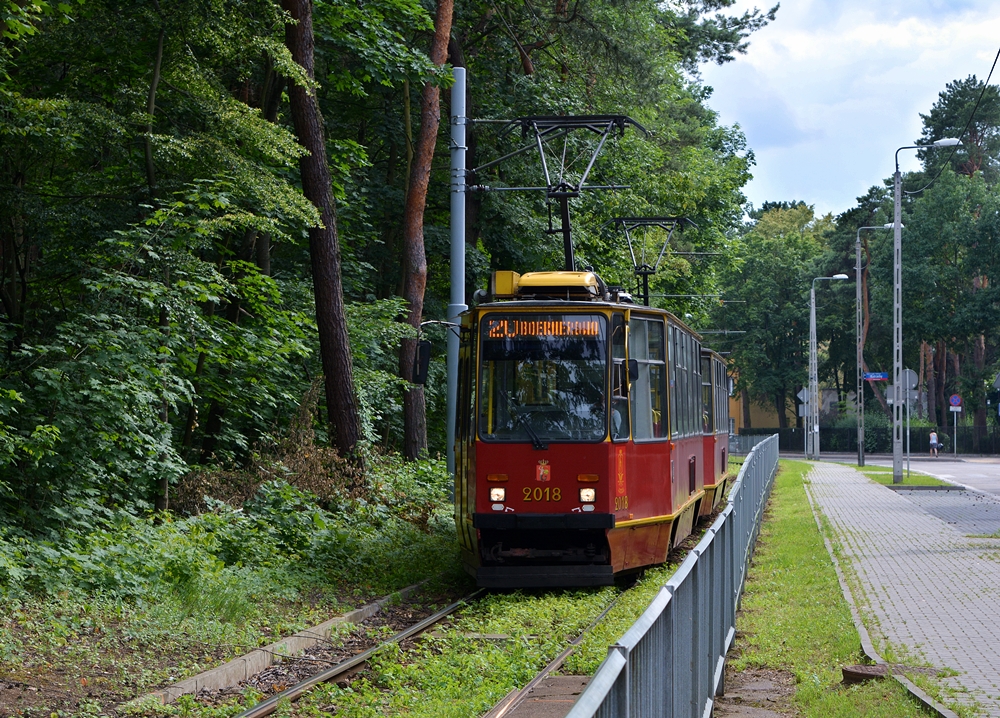 28.06.2016, Warszawa (Warschau), Generała Sylwestra Kaliskiego. Konstal 105N2k (Wagen 2018 + 2019) erreicht Endhaltestelle Boernerowo. Hier befindet sich die einziege eingleisige Strecke in Warschau.	
