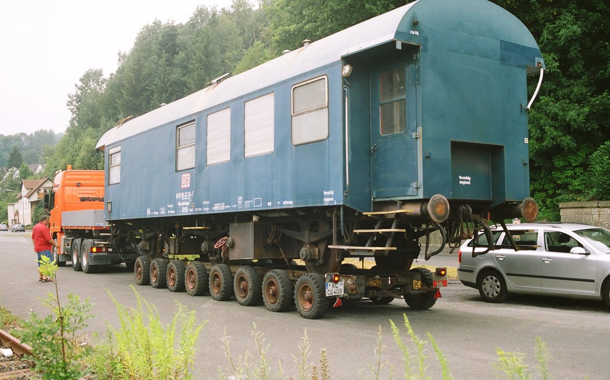 28.07.2006, Kronach, der letzte der schon lange abgestellten Bahndienstwagen (68 08 99-25 753-7) wird per Culemeyer ins Rodachtal gebracht.