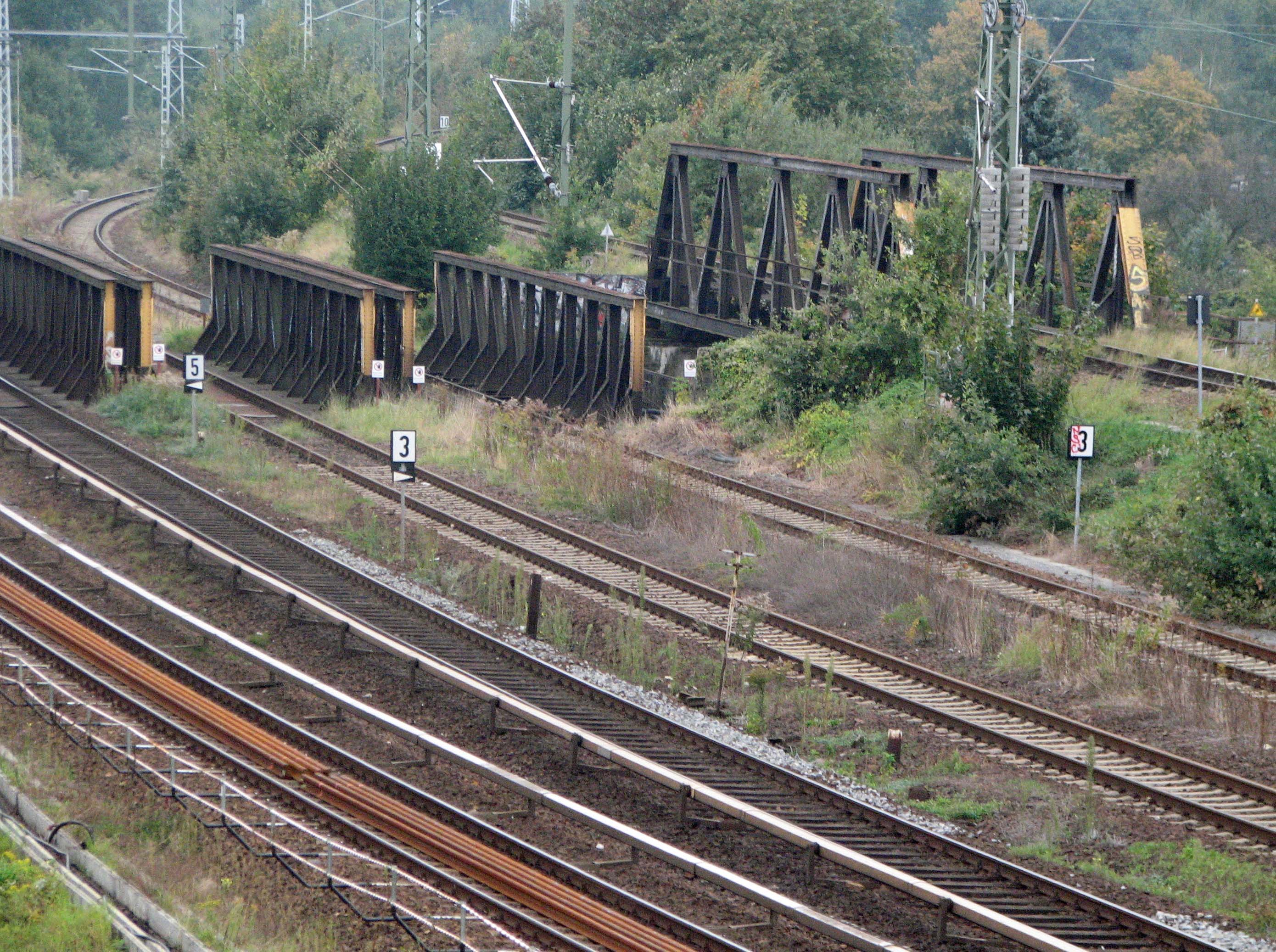 28.09.2007 Berlin, (2) Streckenabschnitt Adlershof - Grnau: Blick aus einem Sonderzug auf die alten Teltowkanalbrcken, inzwischen durch neue ersetzt.