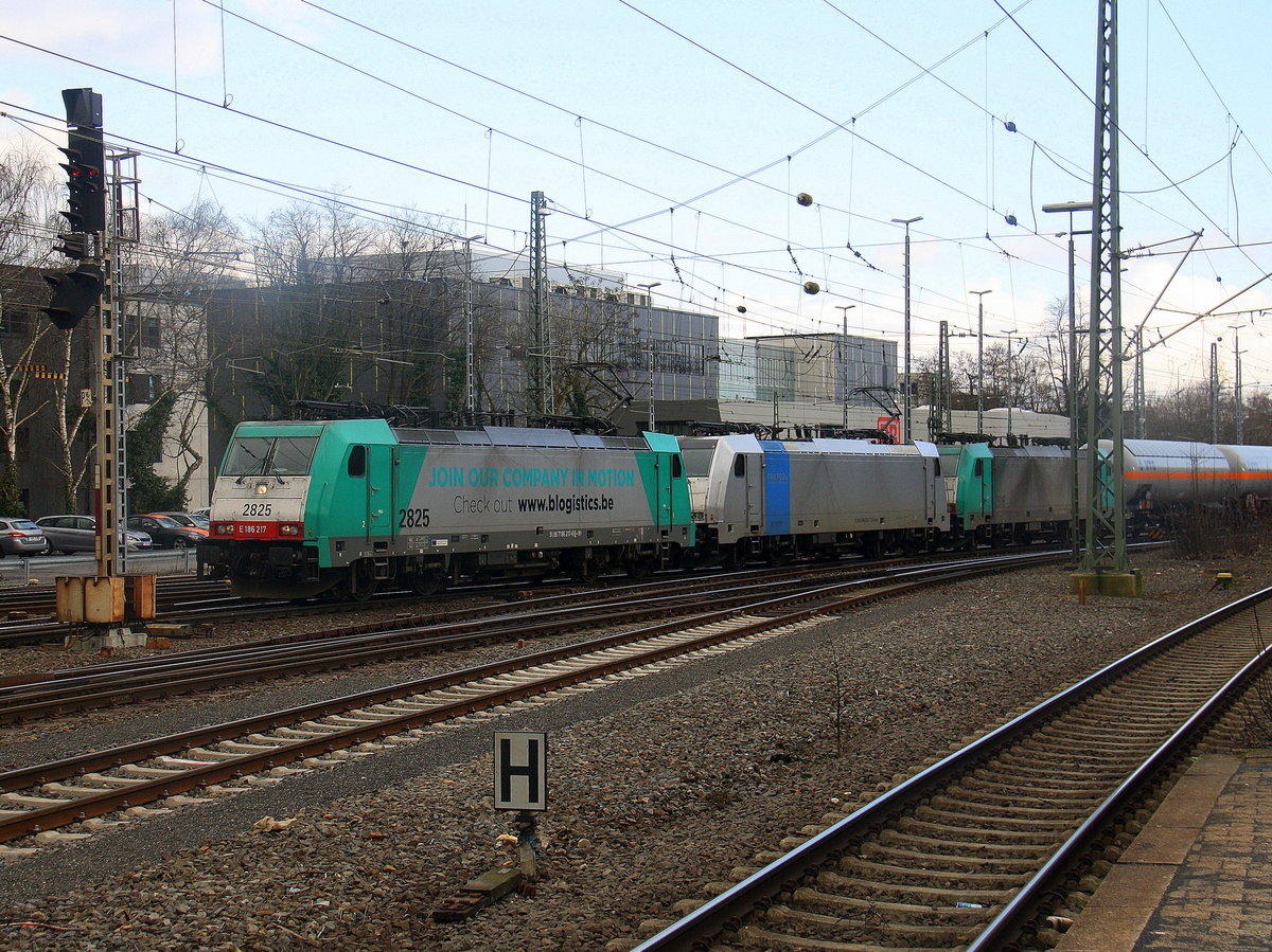 2825 und 186 293-7 und 2816  kommen aus Richtung Montzen/Belgien mit einem Güterzug aus Antwerpen-Noord(B) nach Köln-Gremberg und fährt in Aachen-West ein. 
Aufgenommen vom Bahnsteig in Aachen-West.
Bei Sonnenschein und  Wolken am Nachmittag vom 24.2.2017.
