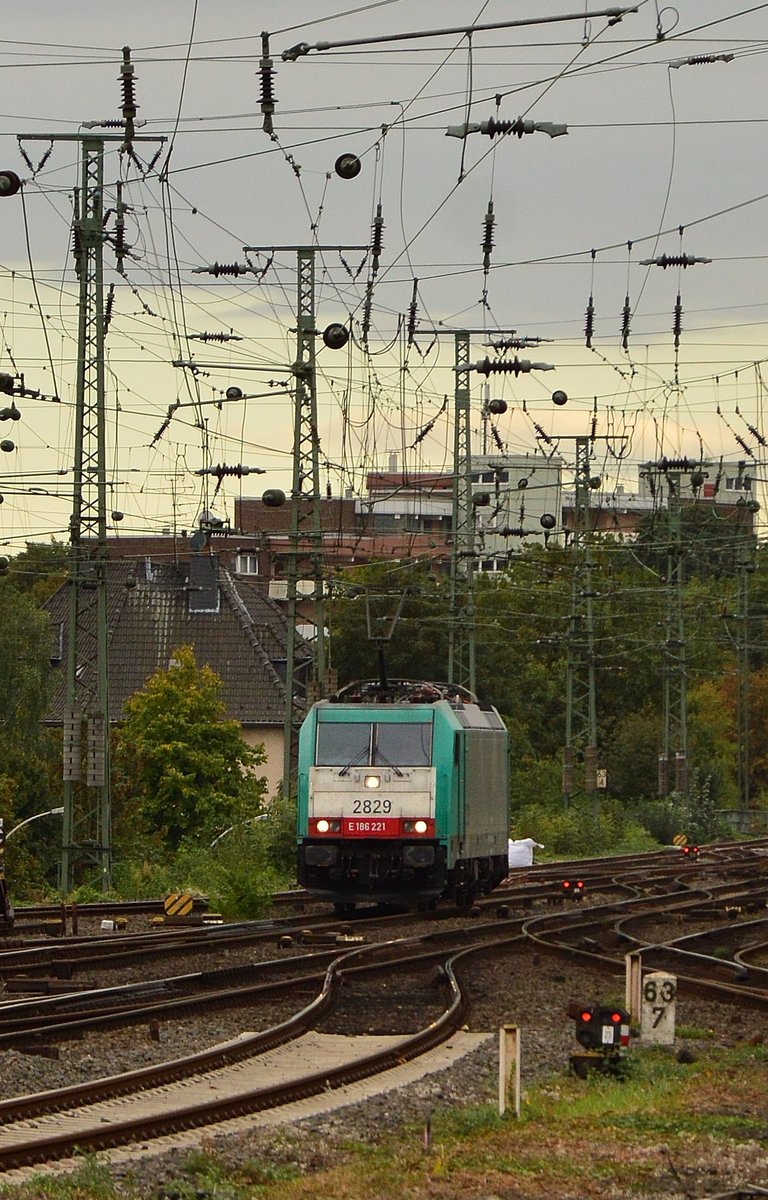 2829 alias E186 221 Lz bei der Durchfahrt in Mönchengladbach Hbf. 25.9.2016