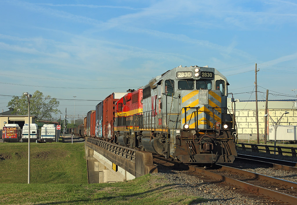 2830 & 2852 pass Beaumont whilst working a KCS local, 22 March 2018