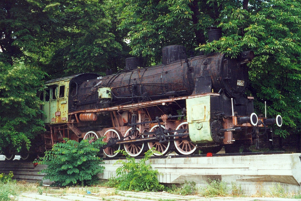 28.48 (ex 555, Hanomag, Baujahr 1922, Fab.Nr. 9981) steht am 20.Juni 2000 ziemlich zugewachsen gegenüber des Aufnahmegebäude in Stara Zagora. (Fotoscan)