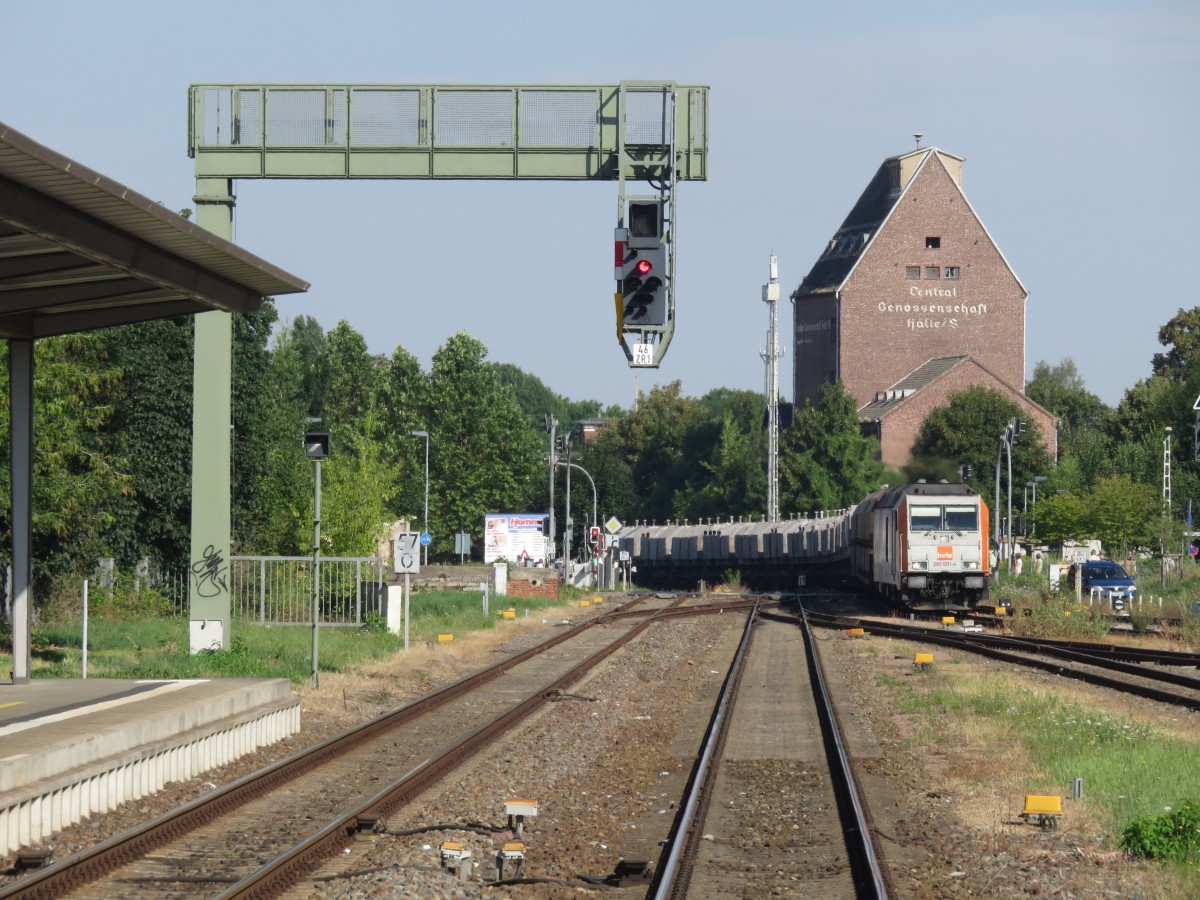285 001 4 bei der Durchfahrt in Aschersleben am 24.07.2014. Bild vom Bahnsteig aus gemacht.