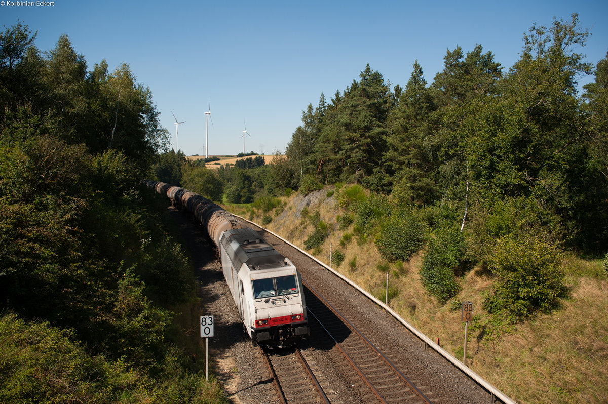 285 102-0 mit einem Kesselwagenzug für die HVLE bei Schwingen Richtung Regensburg, 24.08.2016
