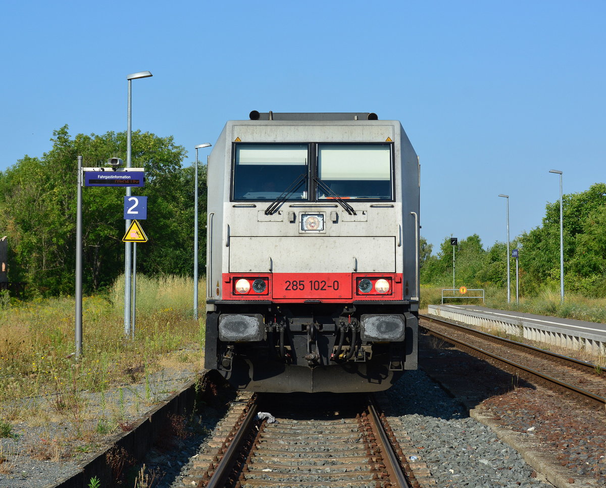 285 102-0 wartet in Halberstadt Spiegelsberge die Kreuzung mit dem HEX ab. Das Bild wurde vom Bahnübergang aus gemacht.

Halberstadt Spiegelsberge 03.08.2018