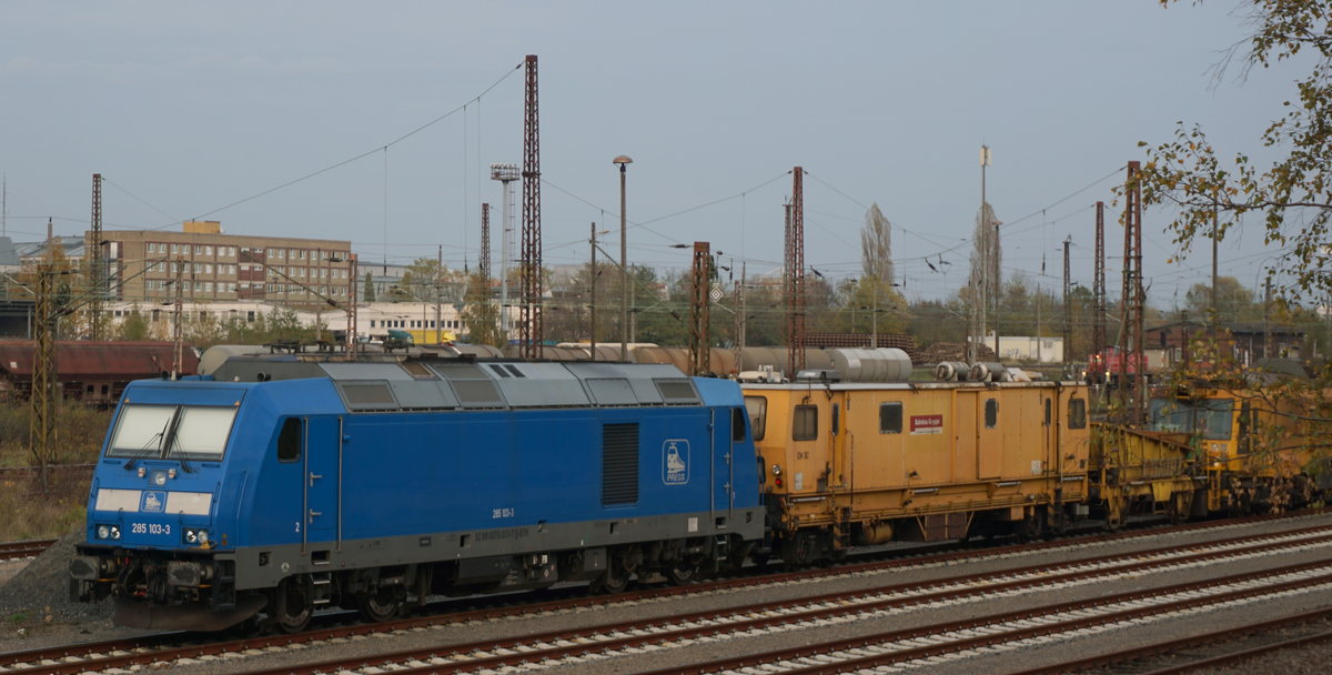 285 103 der Pressnitztalbahn mit einem Bauzug im Güerbahnhof Engelsdorf. 3.11.2017