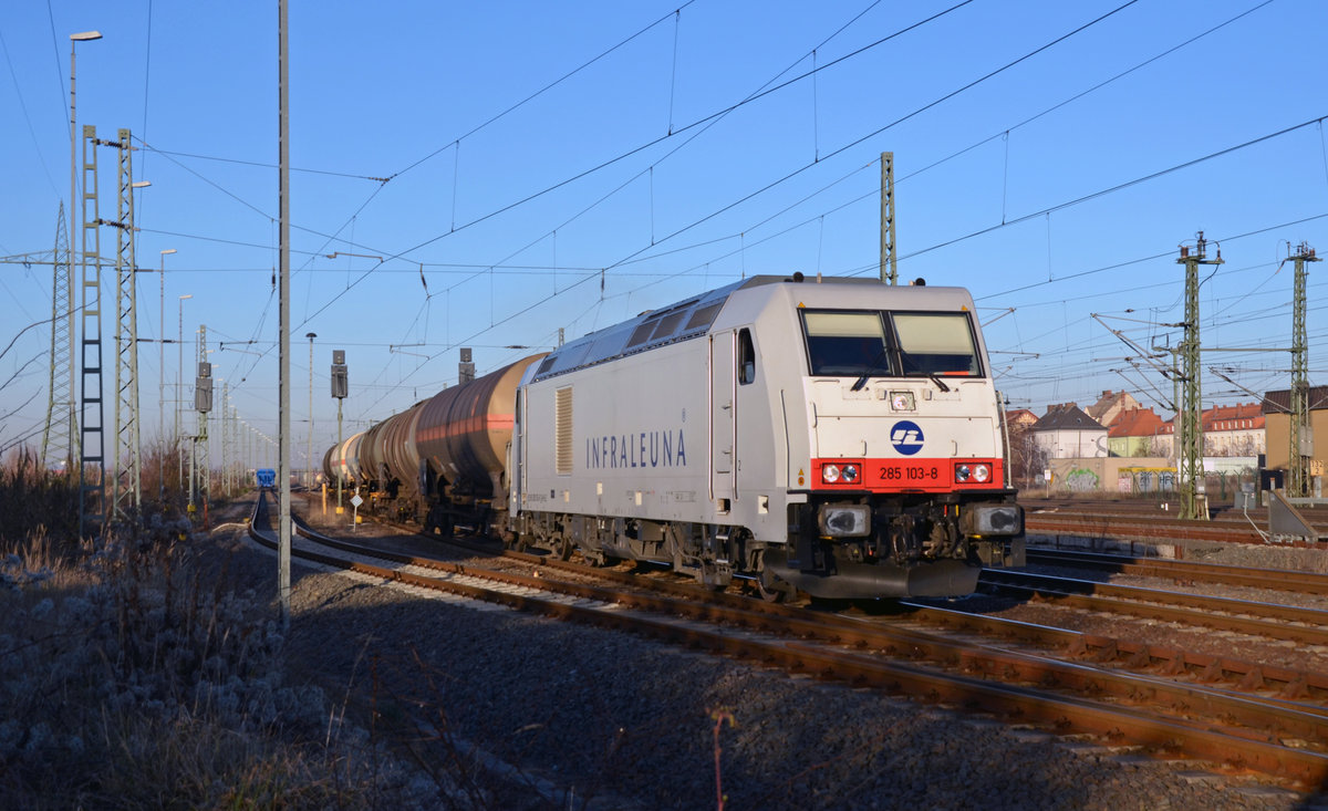 285 103 verlässt mit ihrem kurzen Kesselwagenzug nach Großkorbetha am 05.12.16 Bitterfeld.