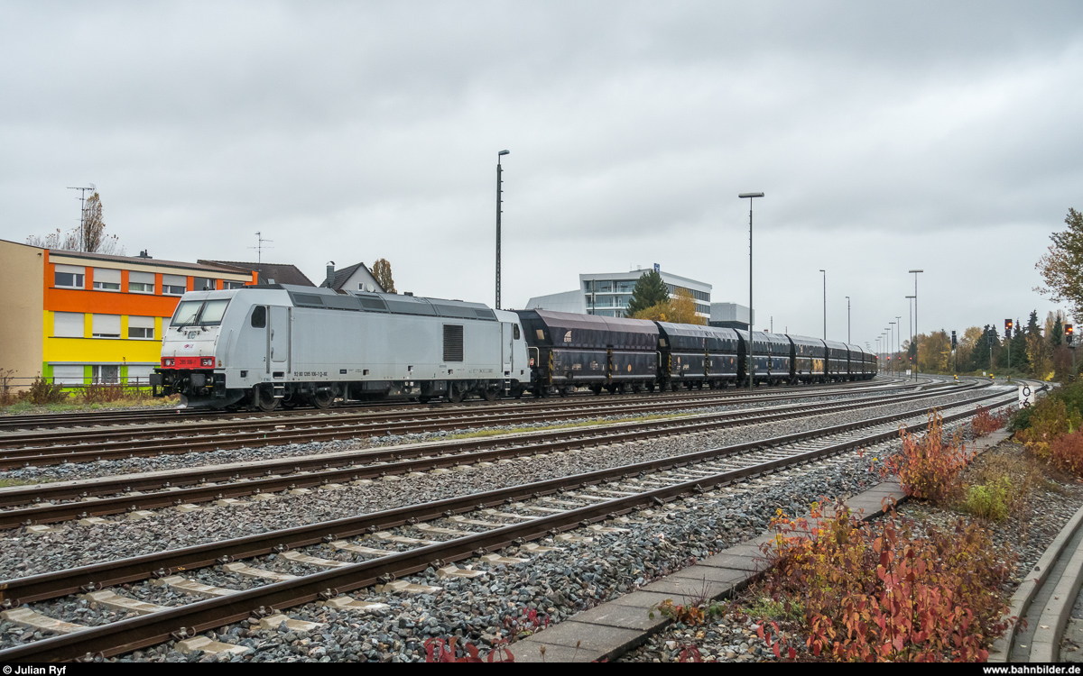 285 106 der IGE steht am 5. November 2017 mit einem leeren Zug aus VTG-Kieswagen in Friedrichshafen abgestellt.
