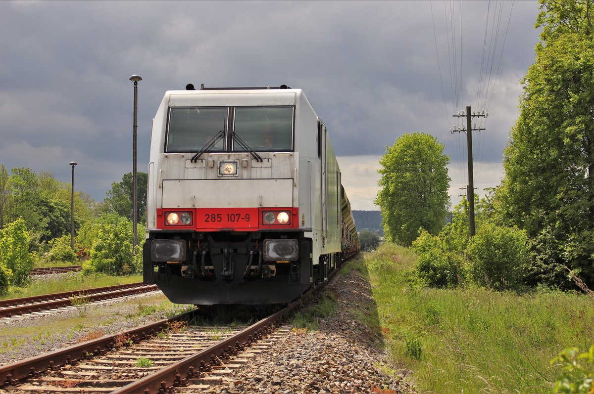 285 107-9 ist am 25.05.20 in Triptis mit einem Schotterzug zusehen.